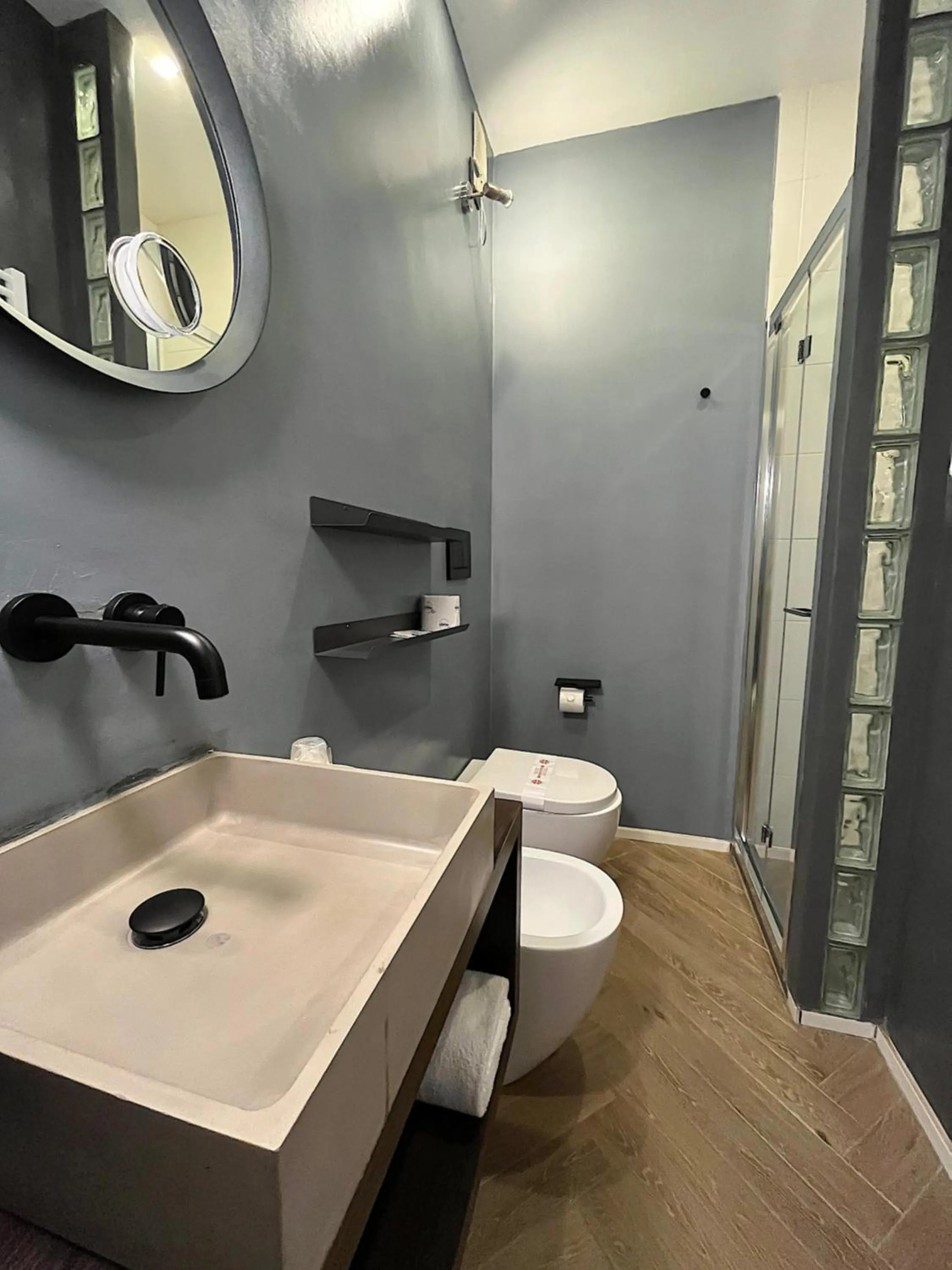 Shower in Hotel Regina