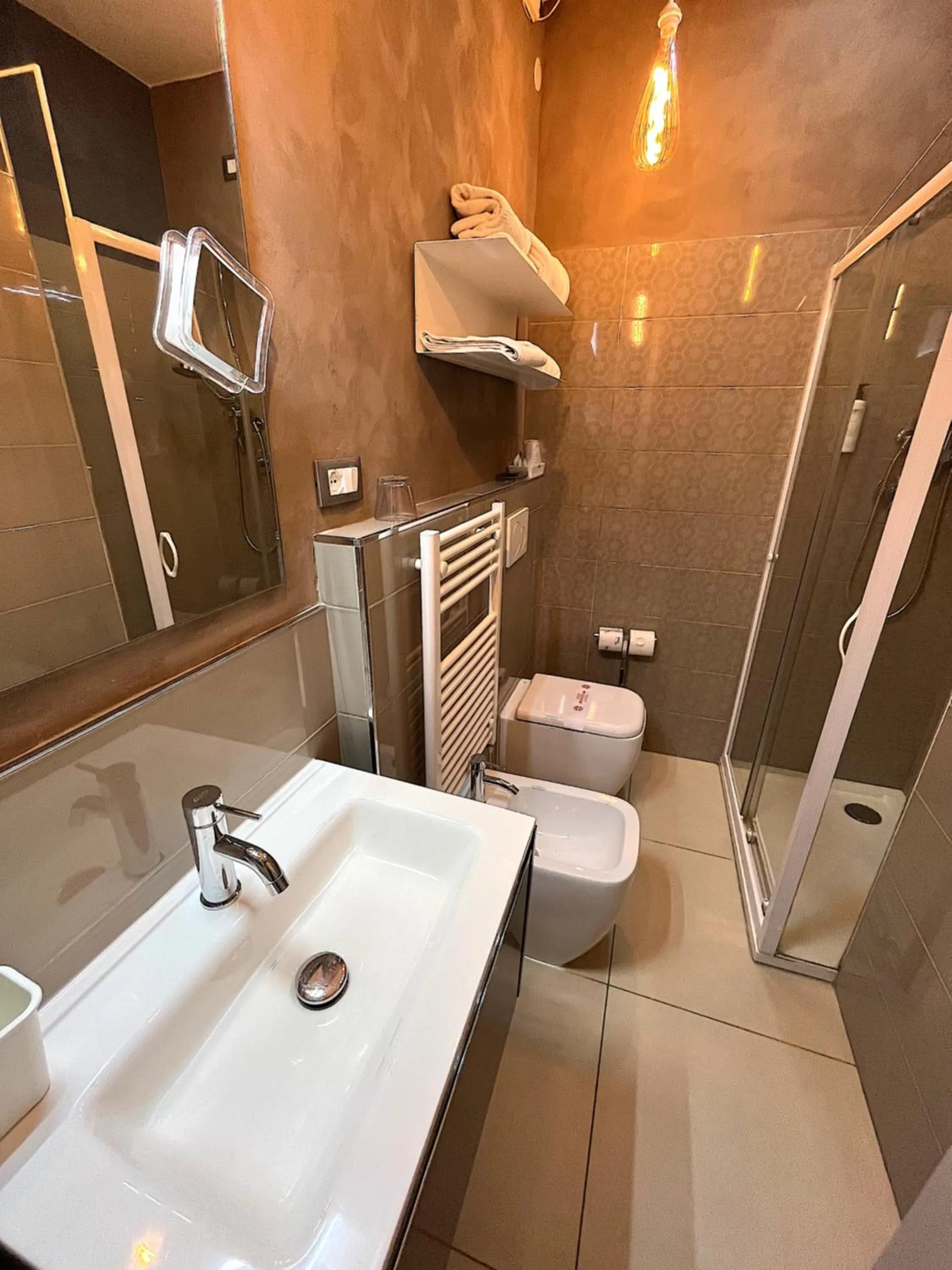 Shower in Hotel Regina