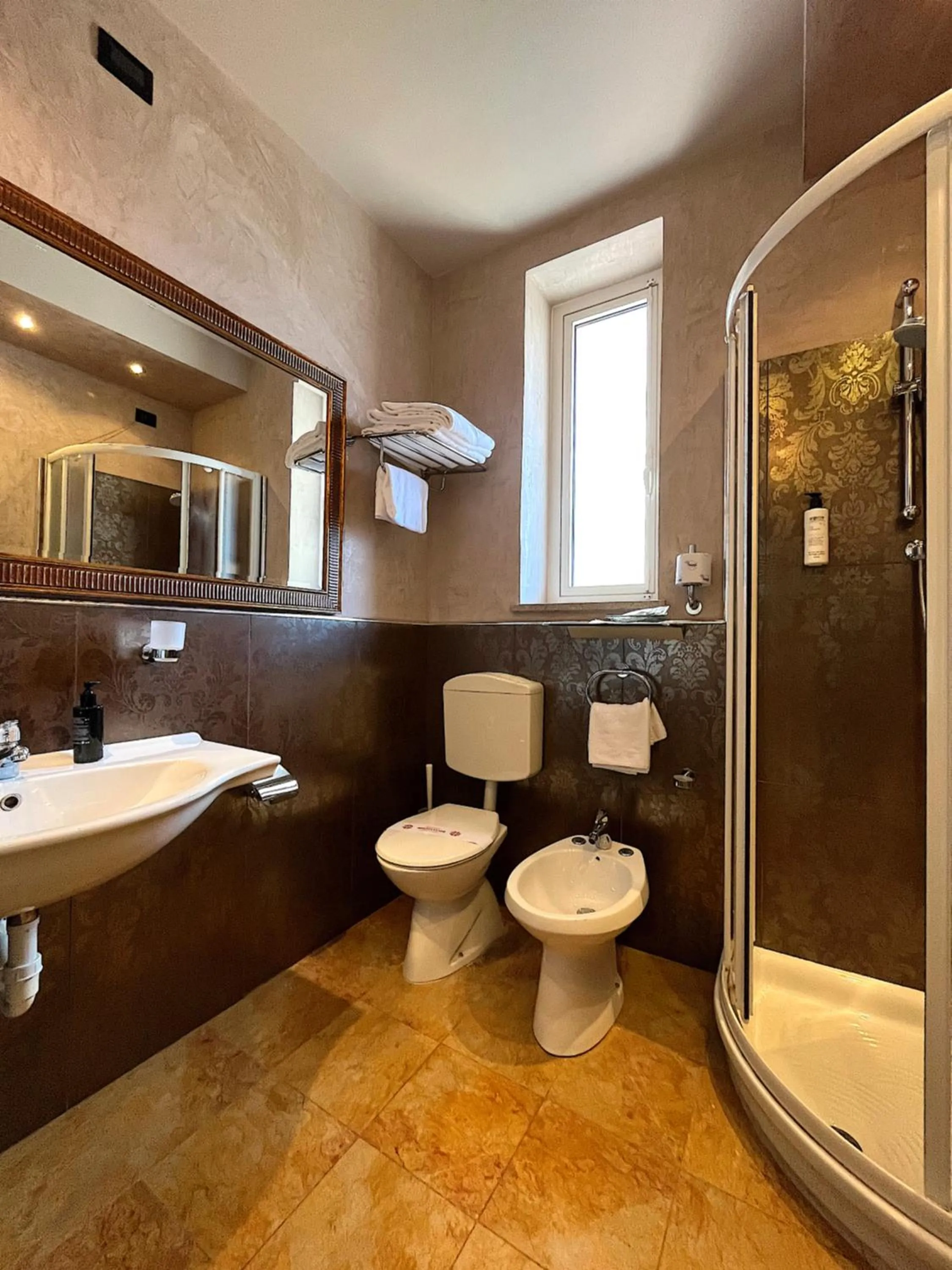 Shower in Hotel Regina