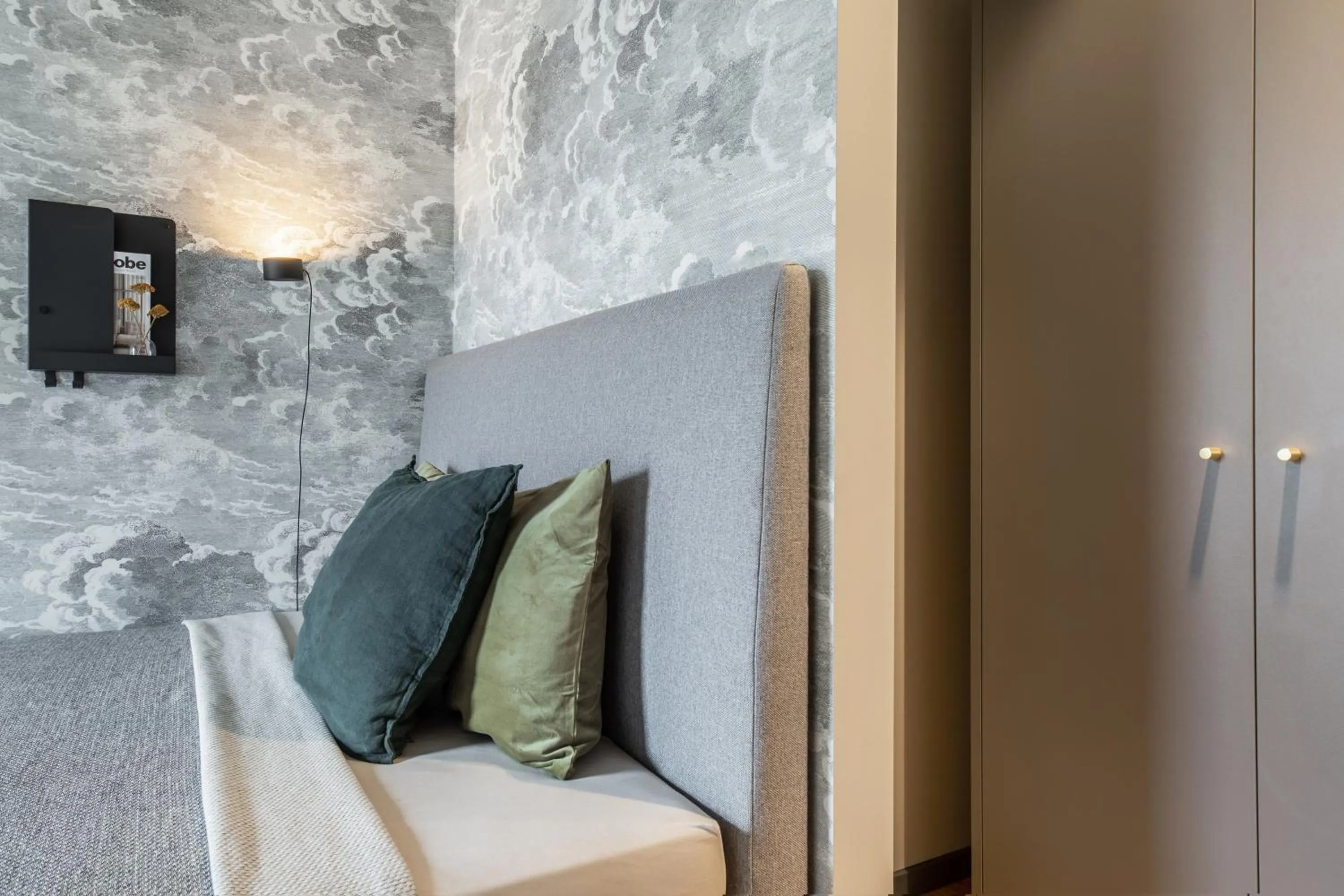 Photo of the whole room in ipartment Berlin Airport