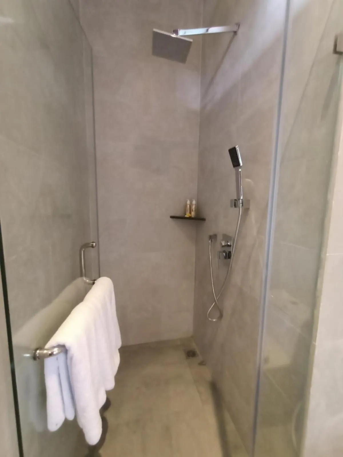 Bathroom in The Kd Suites & Coffee Shop