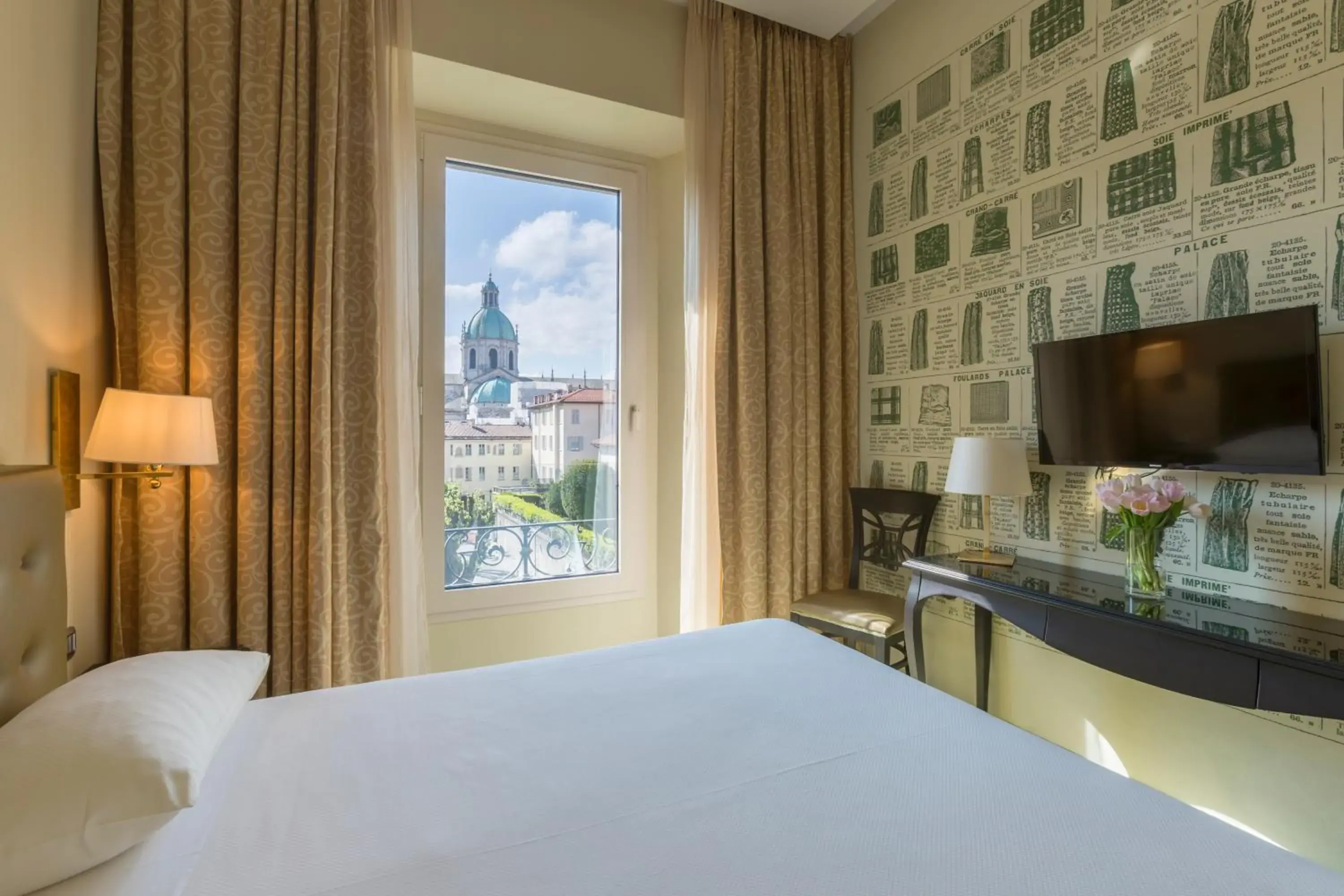 Bed in Palace Hotel Lake Como Bed in Palace Hotel Lake Como