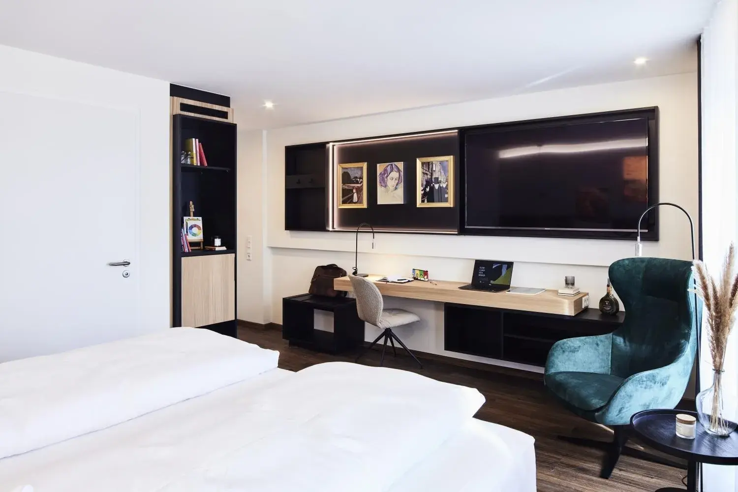 TV and multimedia, Bed in Design- und Kunsthotel München TV and multimedia, Bed in Design- und Kunsthotel München