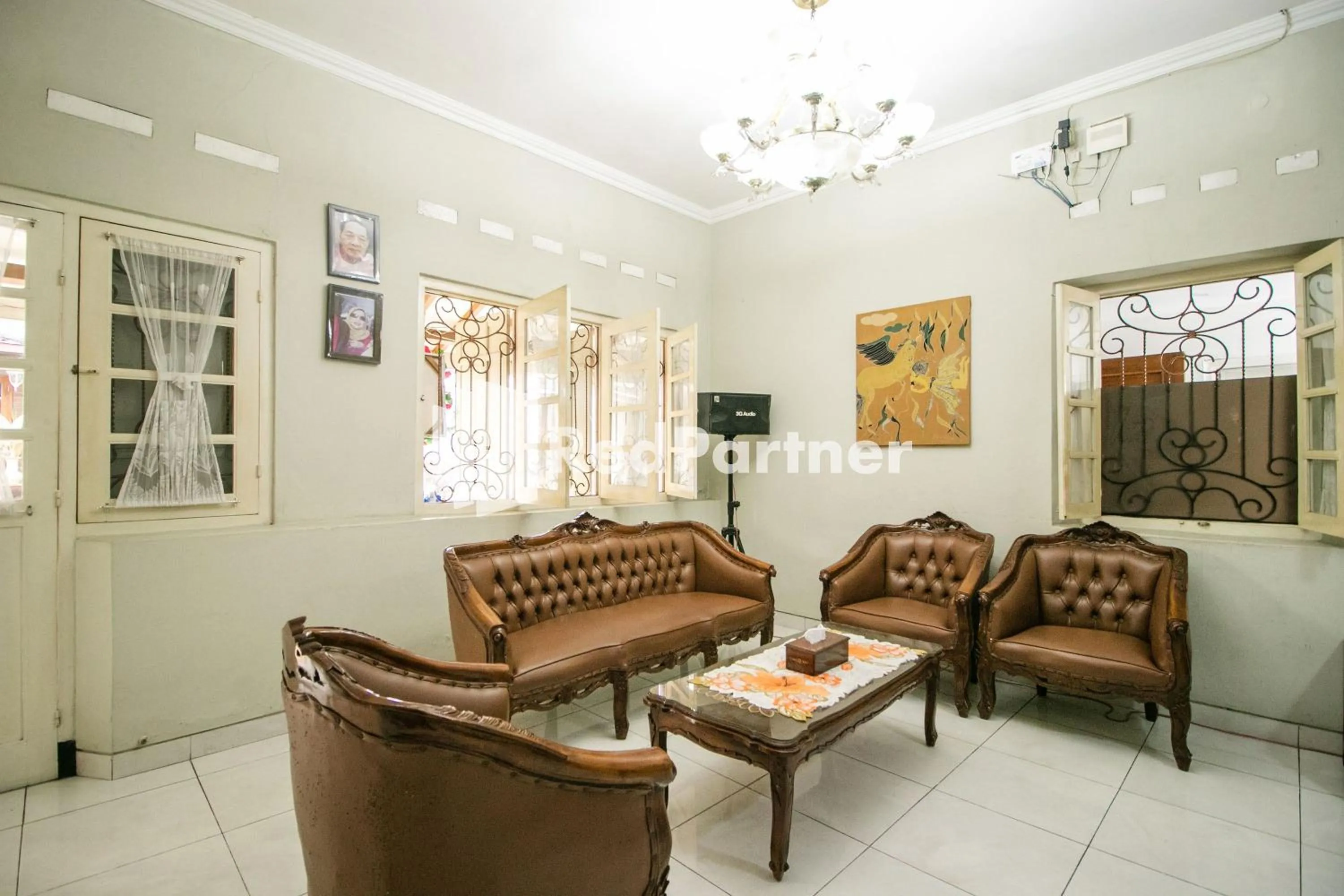 Seating area in Kedyla Homestay Syariah Patangpuluhan Malioboro Area Yogyakarta RedPartner