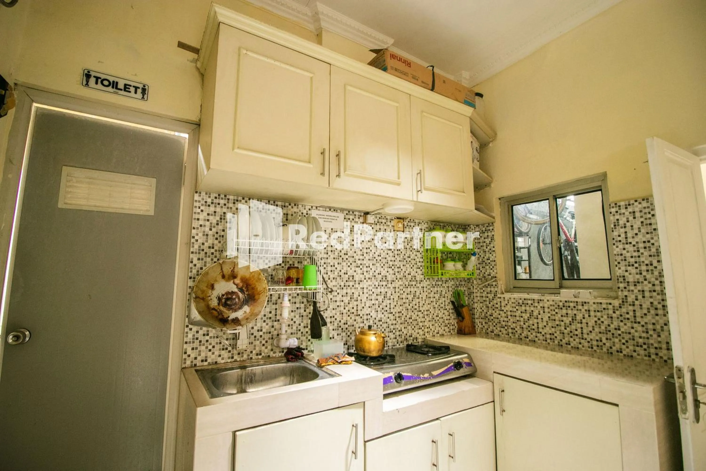 Kitchen or kitchenette in Kedyla Homestay Syariah Patangpuluhan Malioboro Area Yogyakarta RedPartner
