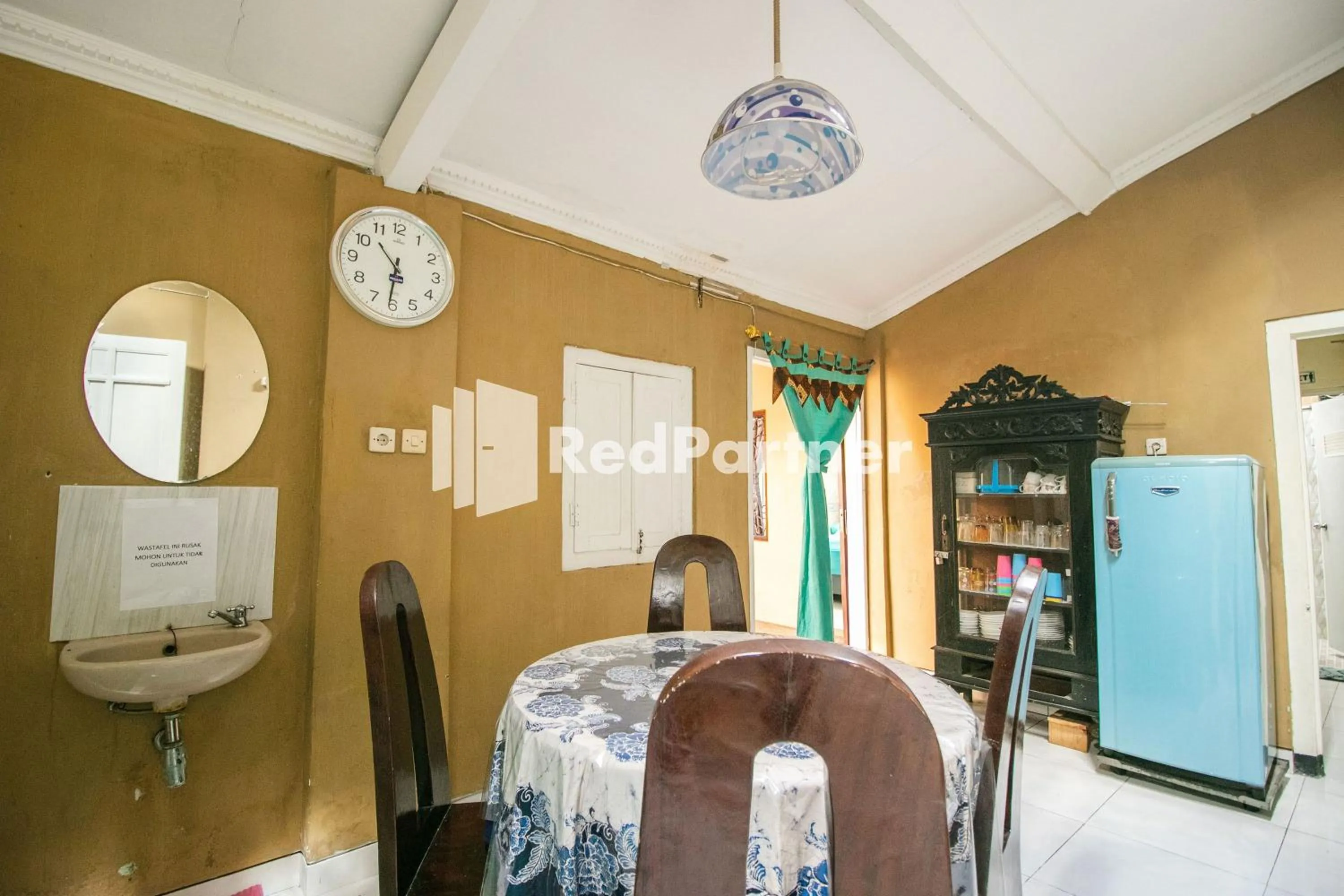 Seating area in Kedyla Homestay Syariah Patangpuluhan Malioboro Area Yogyakarta RedPartner