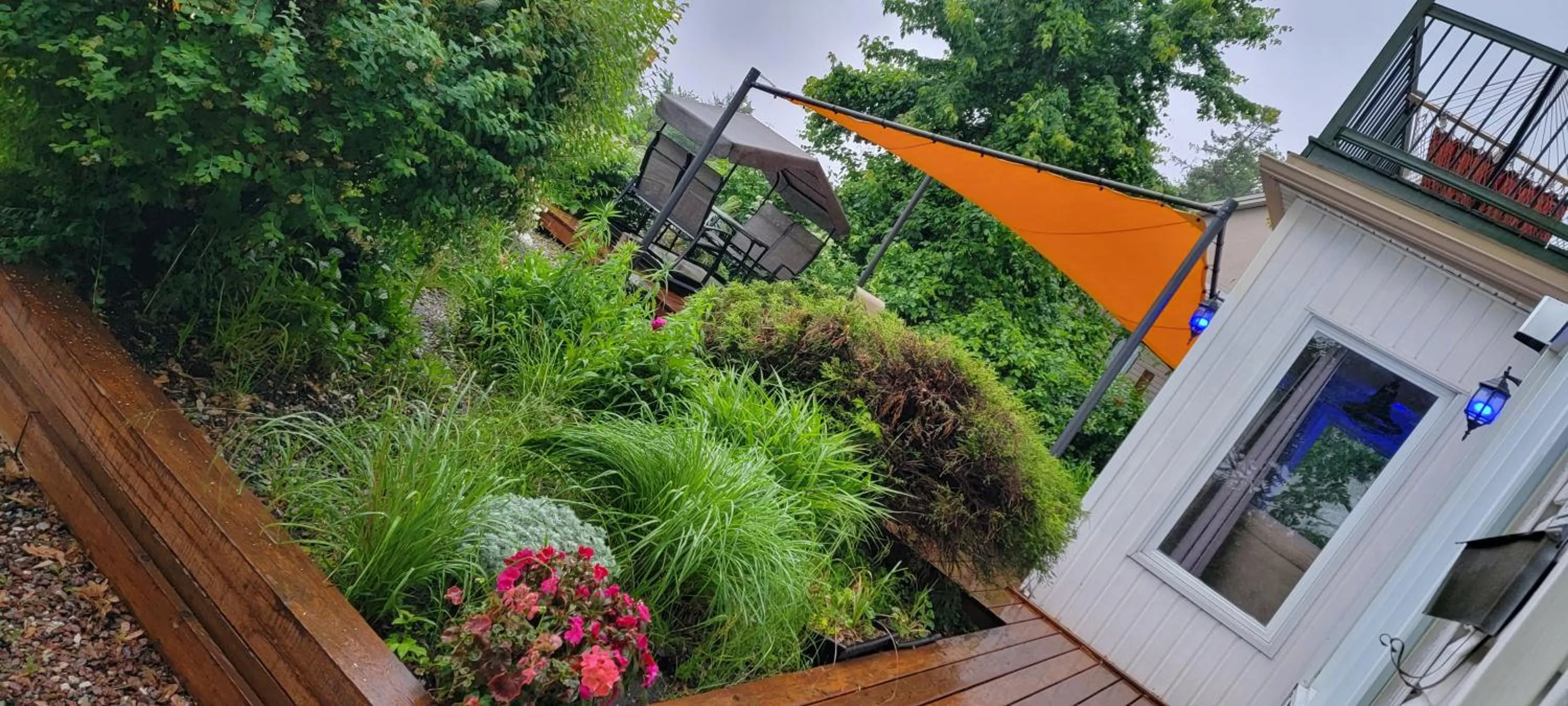 Property building in Kokomo INN Bed and Breakfast Ottawa-Gatineau's Only Tropical Riverfront B&B on the National Capital Cycling Pathway Route Verte #1 - for Adults Only - Chambre d'hôtes tropical aux berges des Outaouais BnB #17542O
