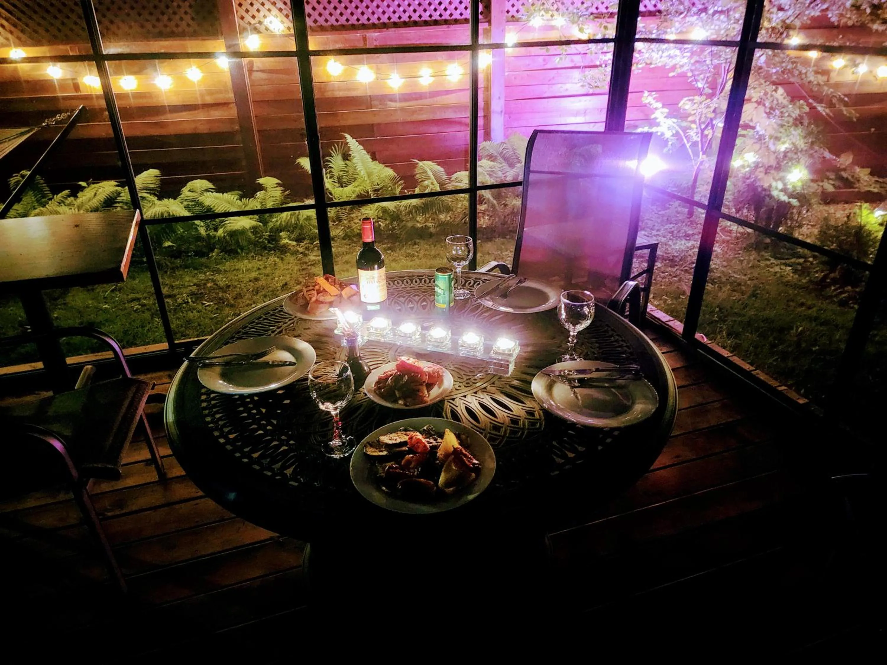 Patio in Kokomo INN Bed and Breakfast Ottawa-Gatineau's Only Tropical Riverfront B&B on the National Capital Cycling Pathway Route Verte #1 - for Adults Only - Chambre d'hôtes tropical aux berges des Outaouais BnB #17542O