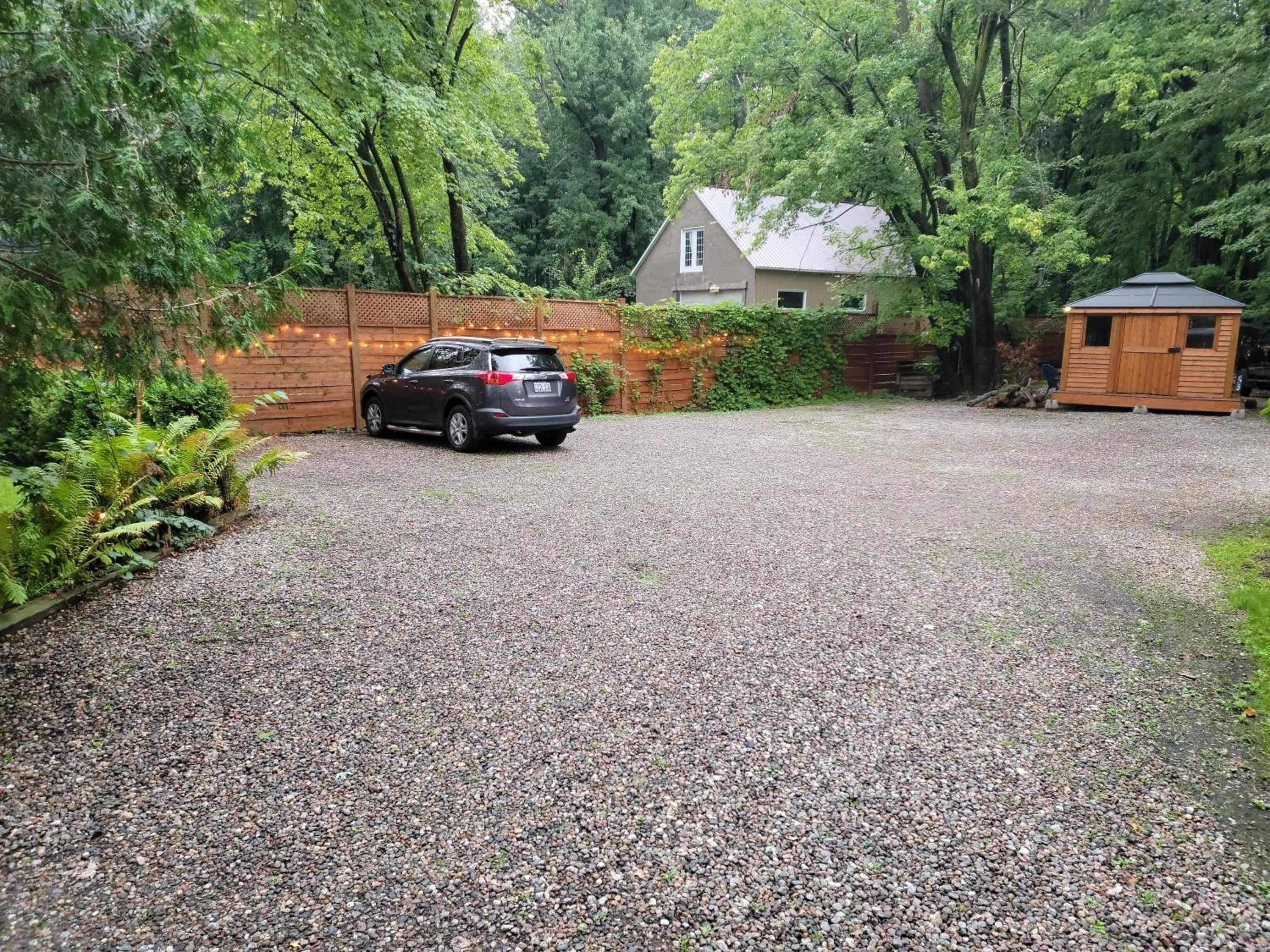 Parking in Kokomo INN Bed and Breakfast Ottawa-Gatineau's Only Tropical Riverfront B&B on the National Capital Cycling Pathway Route Verte #1 - for Adults Only - Chambre d'hôtes tropical aux berges des Outaouais BnB #17542O