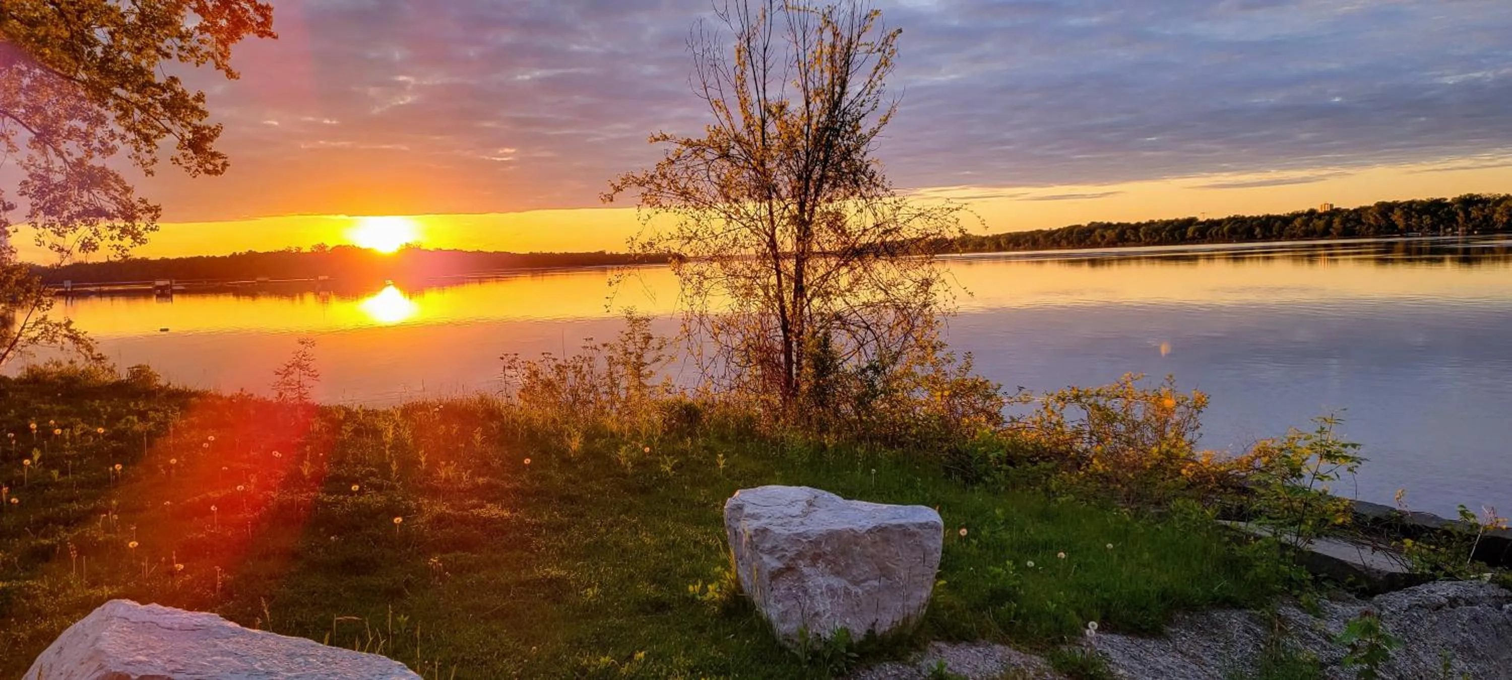 Sea view in Kokomo INN Bed and Breakfast Ottawa-Gatineau's Only Tropical Riverfront B&B on the National Capital Cycling Pathway Route Verte #1 - for Adults Only - Chambre d'hôtes tropical aux berges des Outaouais BnB #17542O