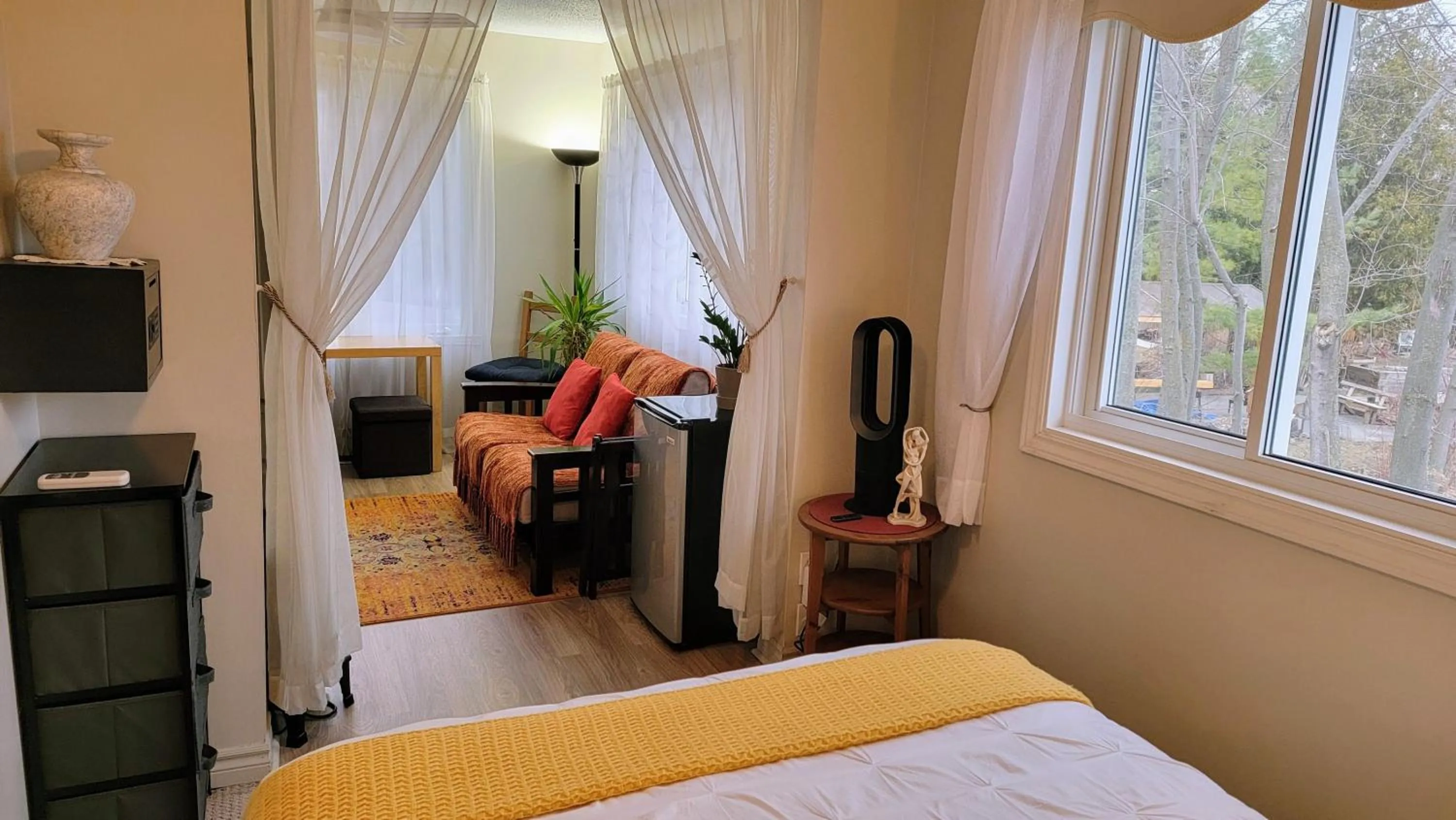 Living room, Bed in Kokomo INN Bed and Breakfast Ottawa-Gatineau's Only Tropical Riverfront B&B on the National Capital Cycling Pathway Route Verte #1 - for Adults Only - Chambre d'hôtes tropical aux berges des Outaouais BnB #17542O