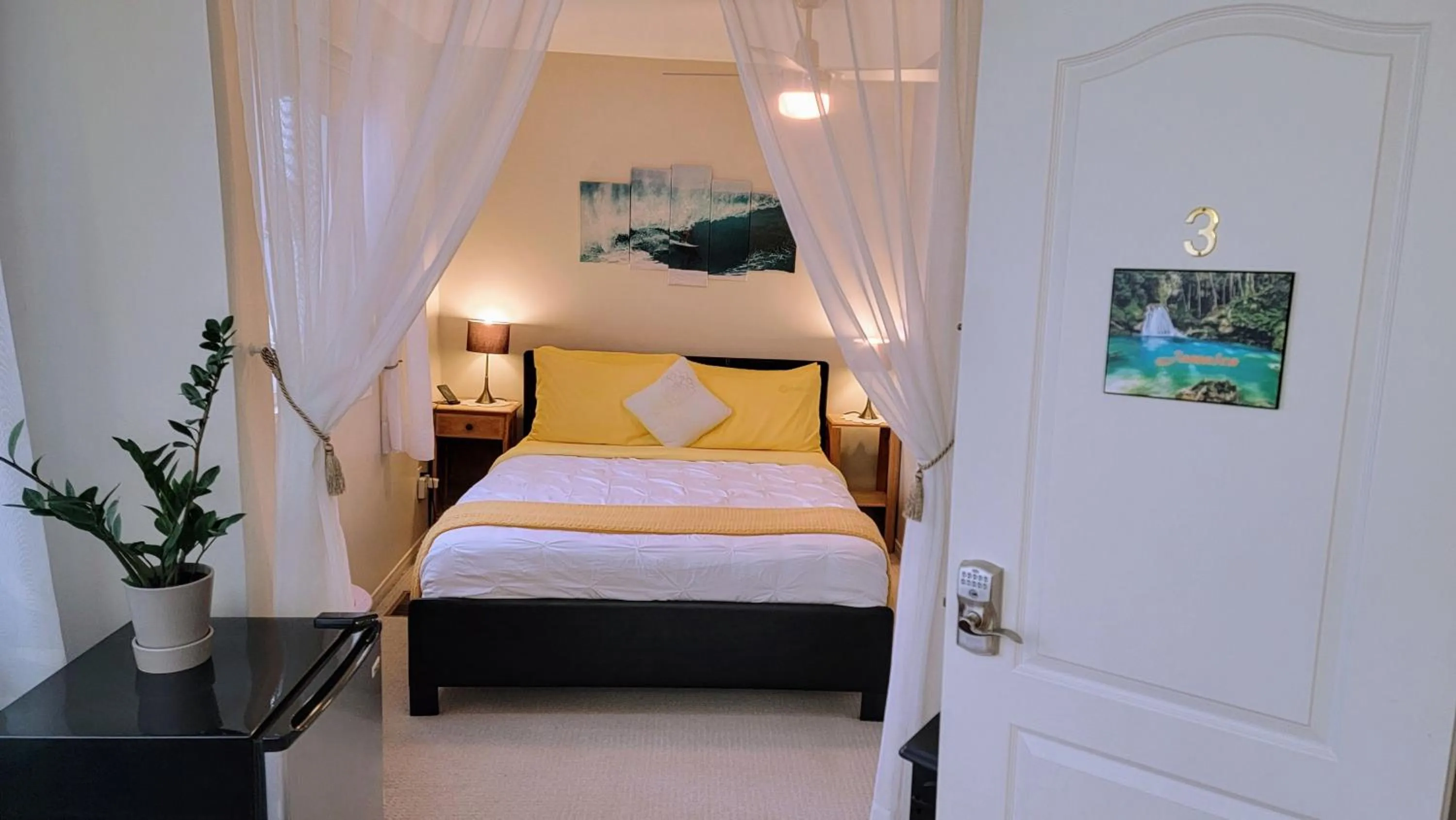 Bed in Kokomo INN Bed and Breakfast Ottawa-Gatineau's Only Tropical Riverfront B&B on the National Capital Cycling Pathway Route Verte #1 - for Adults Only - Chambre d'hôtes tropical aux berges des Outaouais BnB #17542O