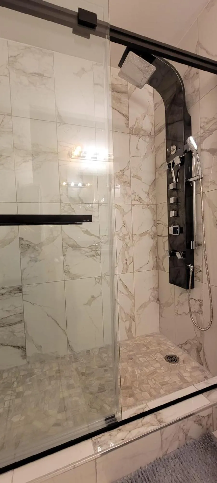 Shower in Kokomo INN Bed and Breakfast Ottawa-Gatineau's Only Tropical Riverfront B&B on the National Capital Cycling Pathway Route Verte #1 - for Adults Only - Chambre d'hôtes tropical aux berges des Outaouais BnB #17542O