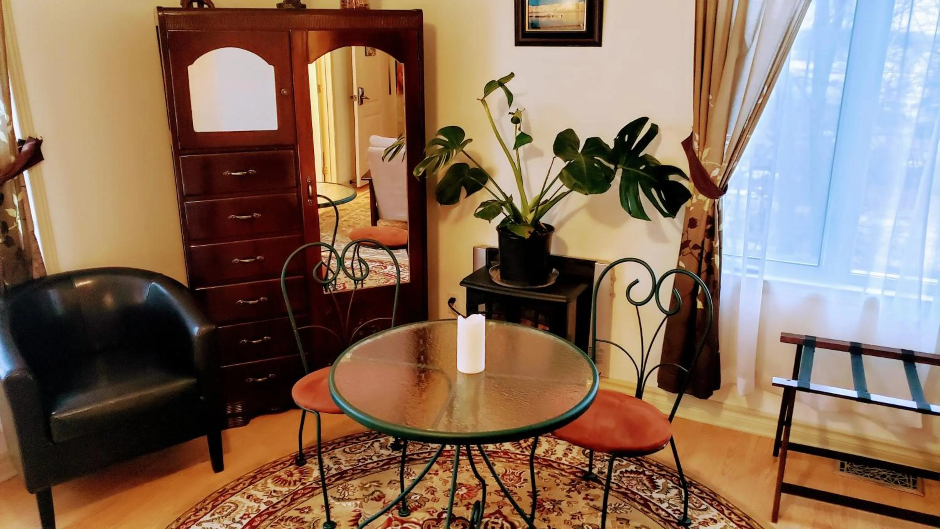 Seating area in Kokomo INN Bed and Breakfast Ottawa-Gatineau's Only Tropical Riverfront B&B on the National Capital Cycling Pathway Route Verte #1 - for Adults Only - Chambre d'hôtes tropical aux berges des Outaouais BnB #17542O