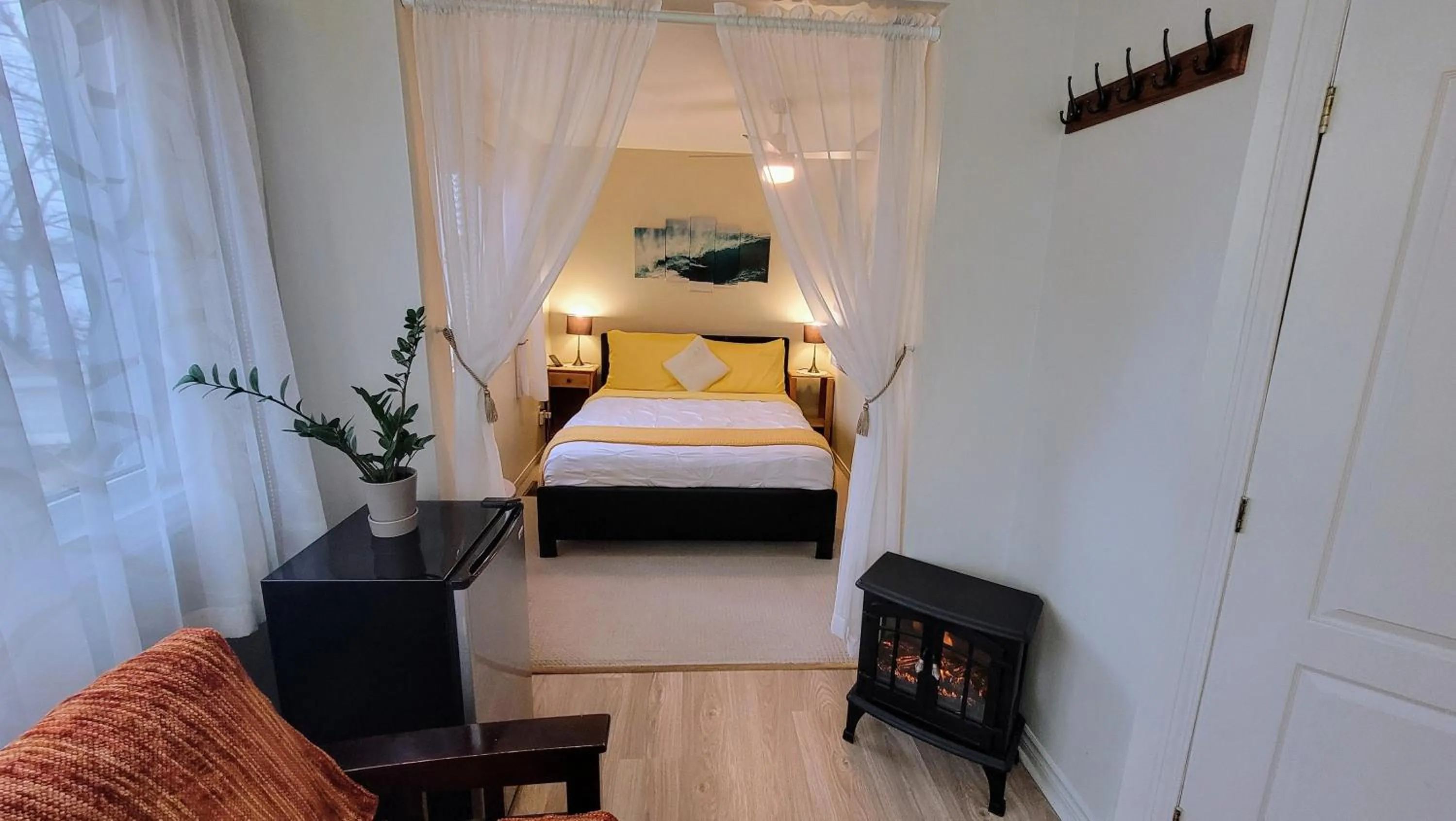 Queen Suite with Sea View in Kokomo INN Bed and Breakfast Ottawa-Gatineau's Only Tropical Riverfront B&B on the National Capital Cycling Pathway Route Verte #1 - for Adults Only - Chambre d'hôtes tropical aux berges des Outaouais BnB #17542O