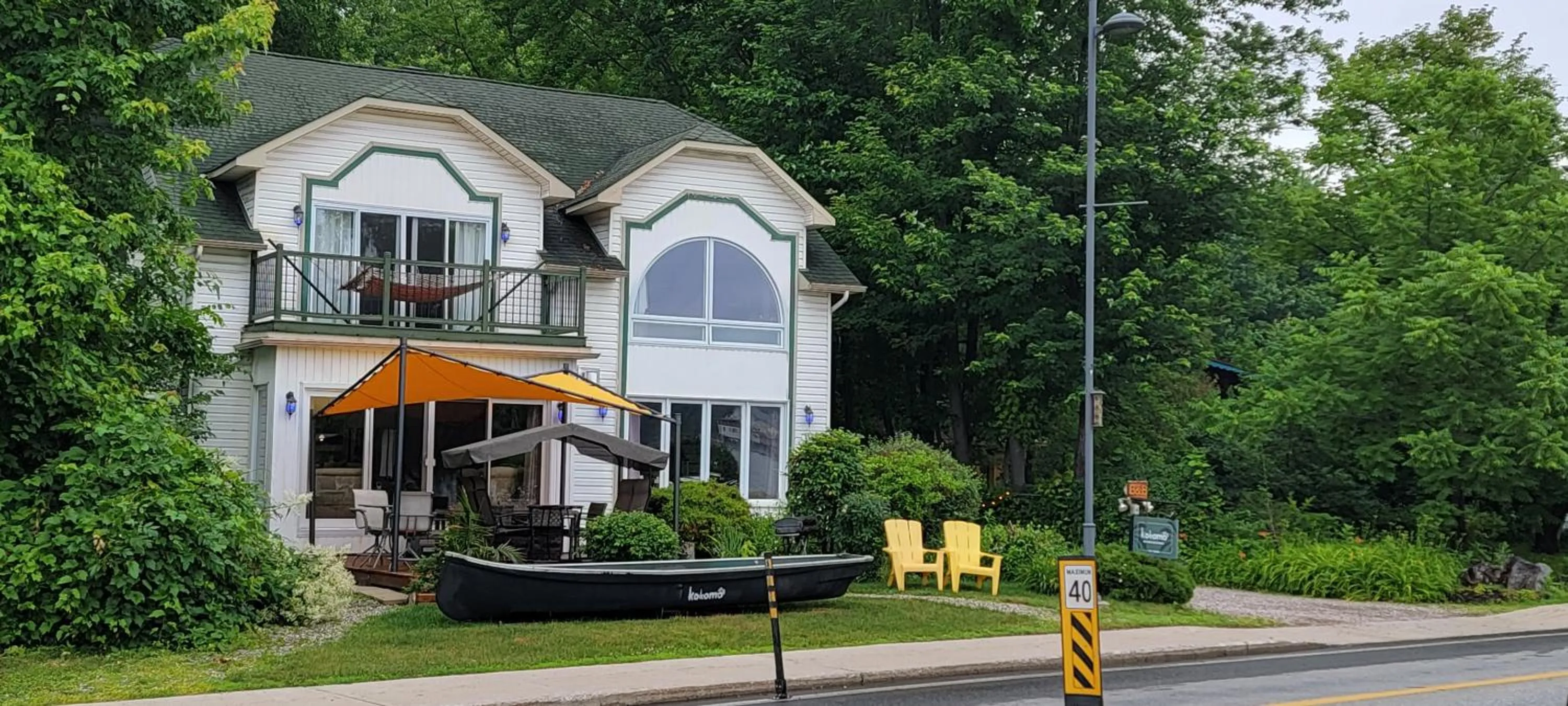 Property building in Kokomo INN Bed and Breakfast Ottawa-Gatineau's Only Tropical Riverfront B&B on the National Capital Cycling Pathway Route Verte #1 - for Adults Only - Chambre d'hôtes tropical aux berges des Outaouais BnB #17542O
