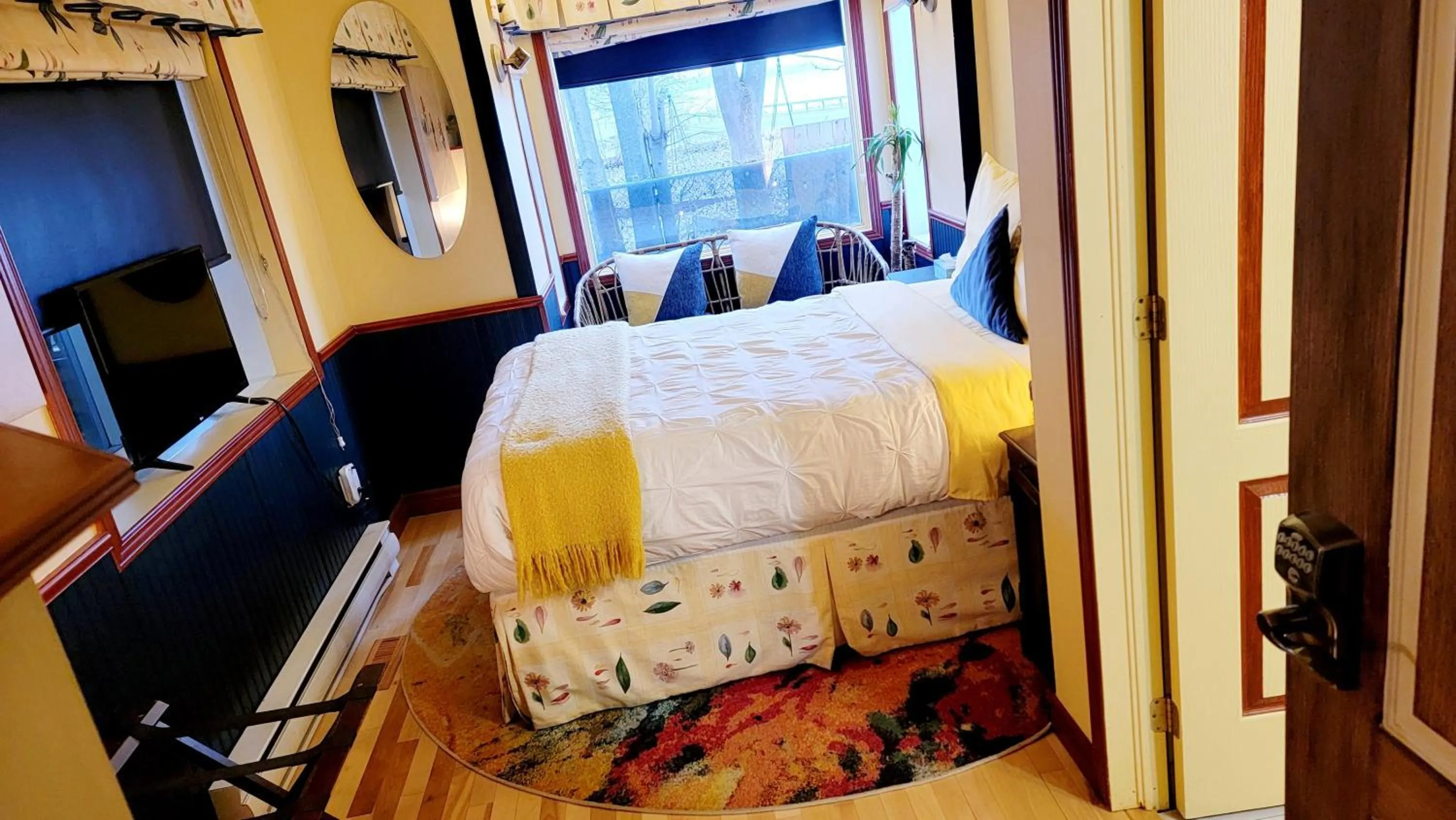 Bed in Kokomo INN Bed and Breakfast Ottawa-Gatineau's Only Tropical Riverfront B&B on the National Capital Cycling Pathway Route Verte #1 - for Adults Only - Chambre d'hôtes tropical aux berges des Outaouais BnB #17542O