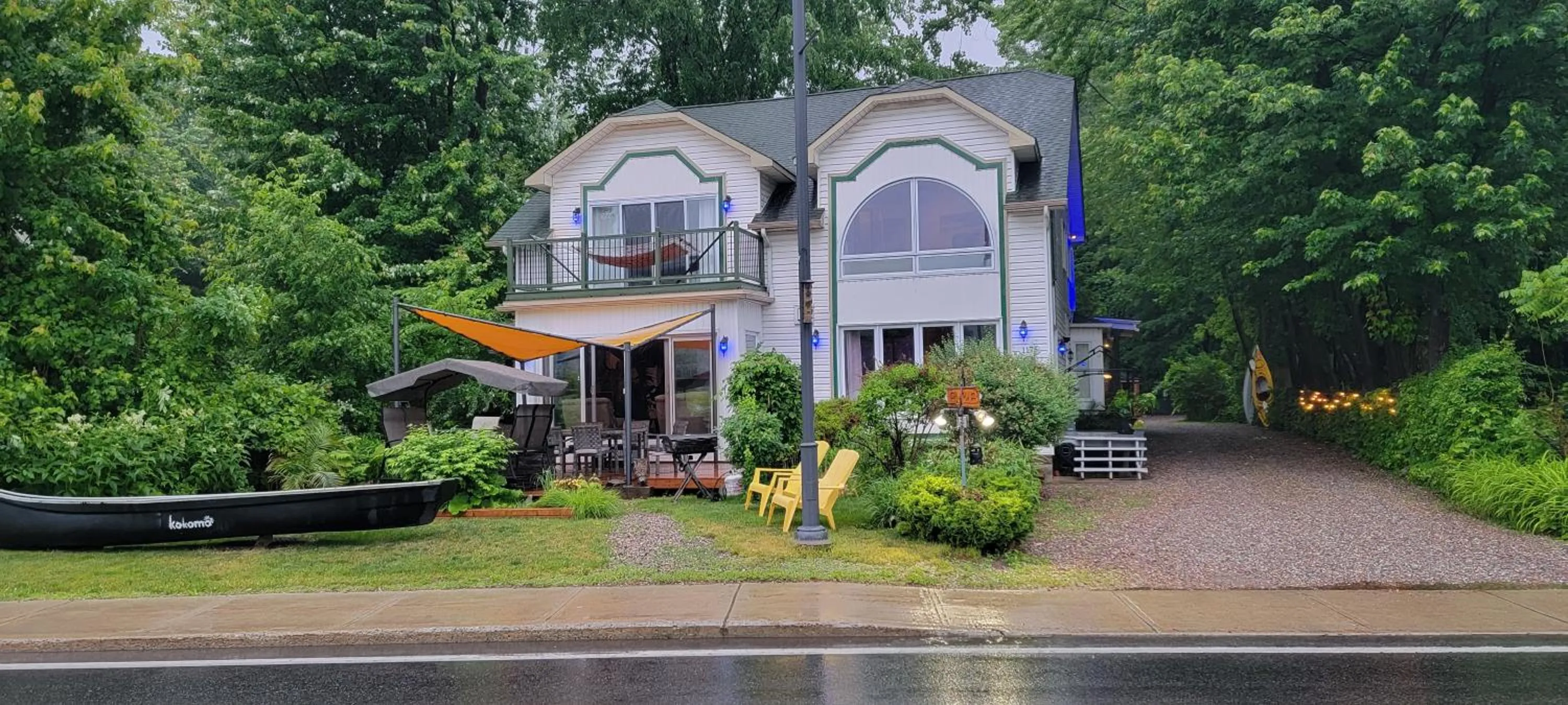 Property building in Kokomo INN Bed and Breakfast Ottawa-Gatineau's Only Tropical Riverfront B&B on the National Capital Cycling Pathway Route Verte #1 - for Adults Only - Chambre d'hôtes tropical aux berges des Outaouais BnB #17542O