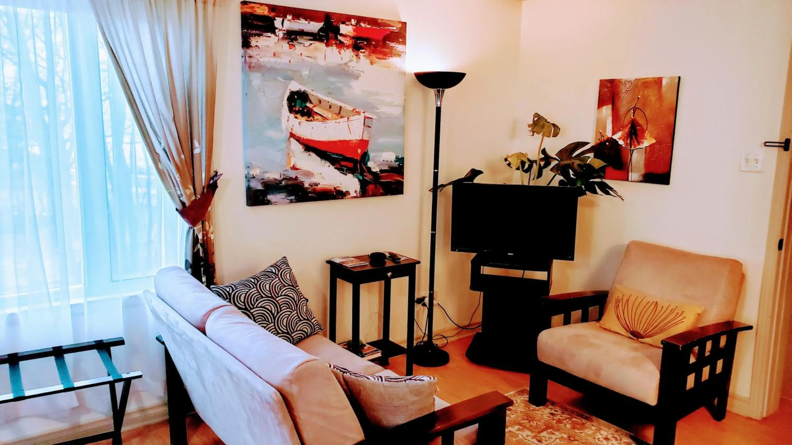 TV and multimedia in Kokomo INN Bed and Breakfast Ottawa-Gatineau's Only Tropical Riverfront B&B on the National Capital Cycling Pathway Route Verte #1 - for Adults Only - Chambre d'hôtes tropical aux berges des Outaouais BnB #17542O