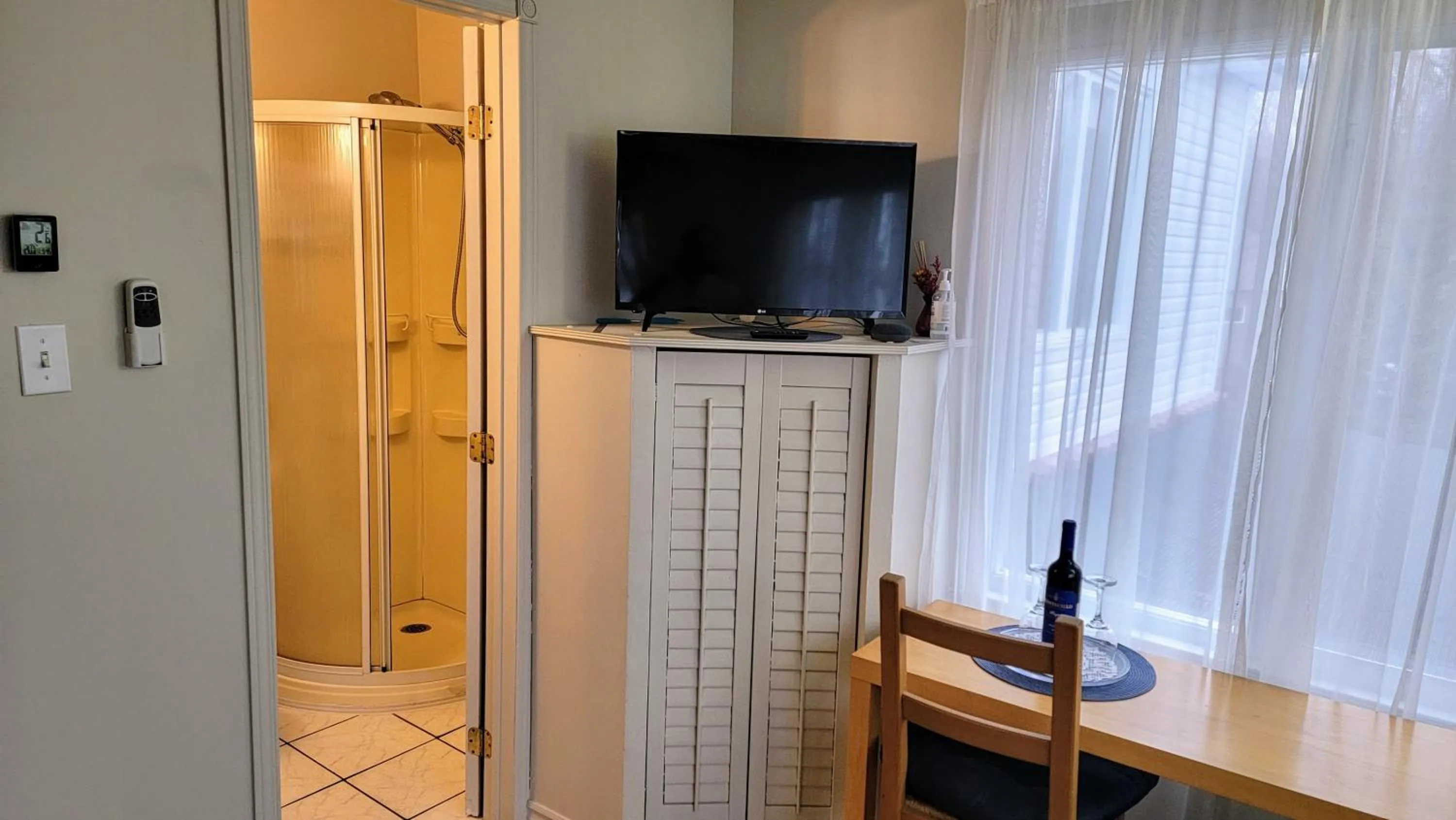 TV and multimedia in Kokomo INN Bed and Breakfast Ottawa-Gatineau's Only Tropical Riverfront B&B on the National Capital Cycling Pathway Route Verte #1 - for Adults Only - Chambre d'hôtes tropical aux berges des Outaouais BnB #17542O