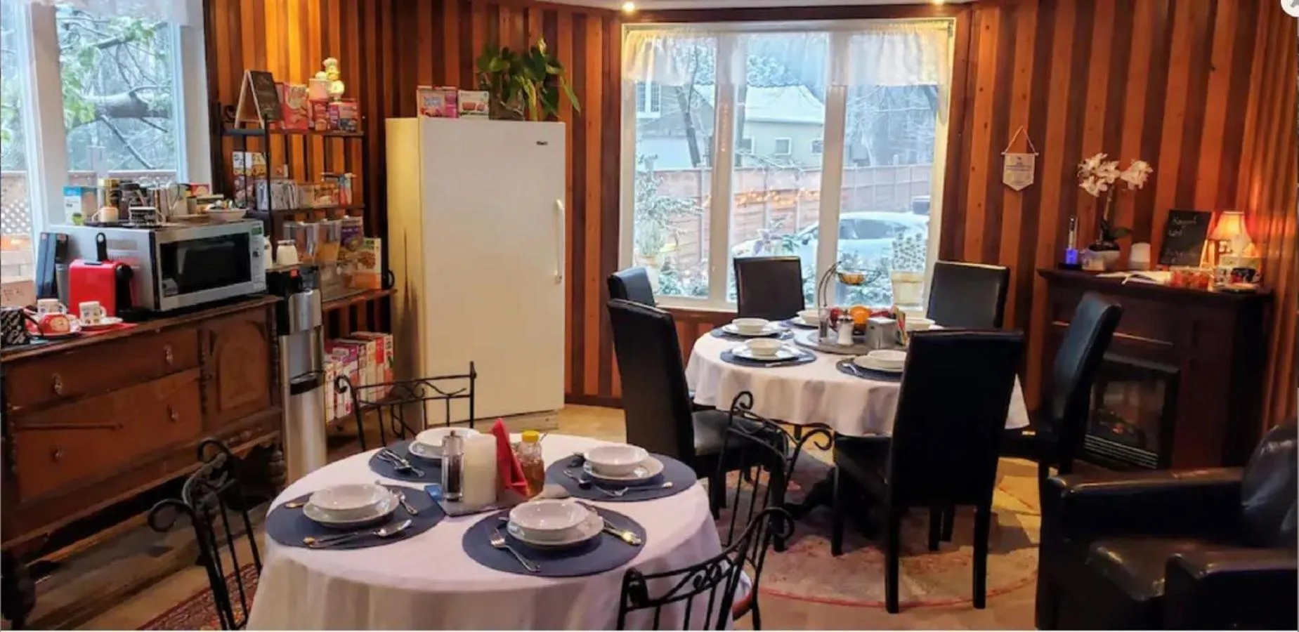 Lobby or reception in Kokomo INN Bed and Breakfast Ottawa-Gatineau's Only Tropical Riverfront B&B on the National Capital Cycling Pathway Route Verte #1 - for Adults Only - Chambre d'hôtes tropical aux berges des Outaouais BnB #17542O