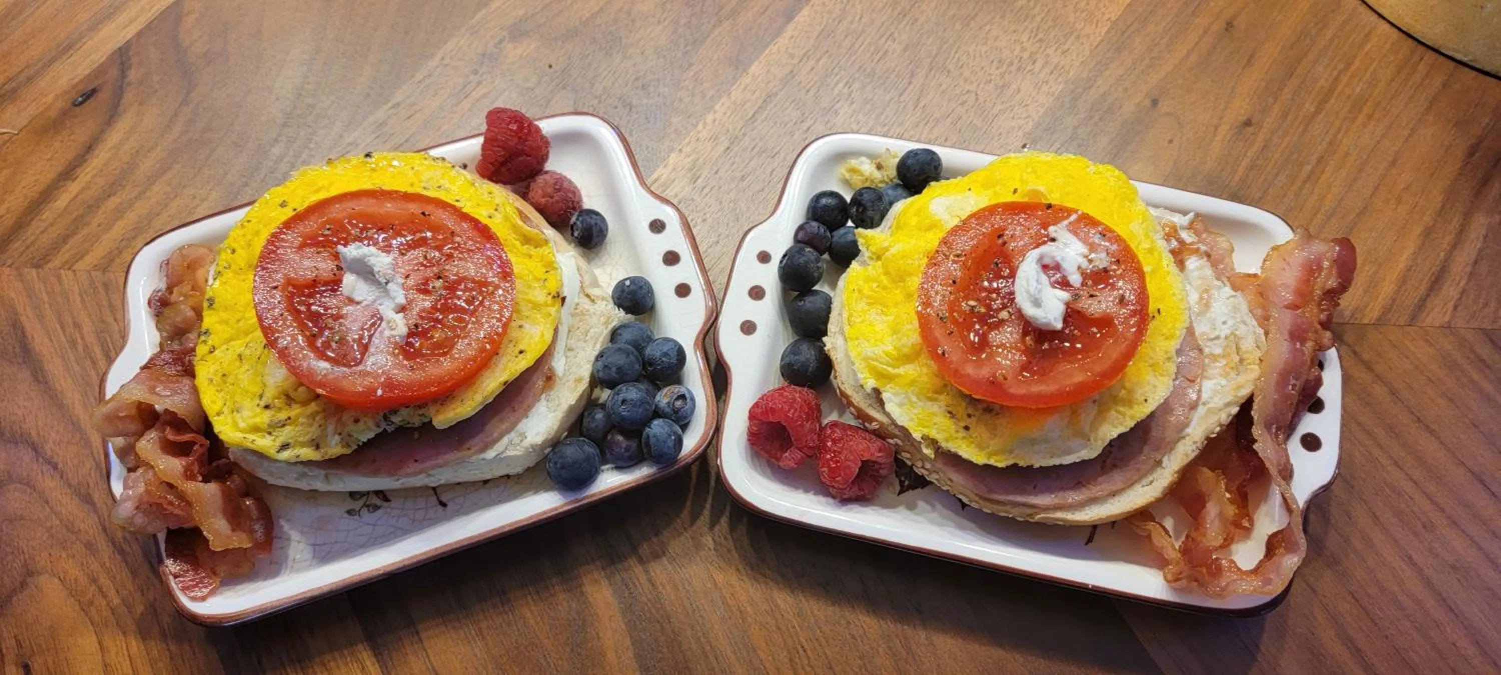 Breakfast in Kokomo INN Bed and Breakfast Ottawa-Gatineau's Only Tropical Riverfront B&B on the National Capital Cycling Pathway Route Verte #1 - for Adults Only - Chambre d'hôtes tropical aux berges des Outaouais BnB #17542O