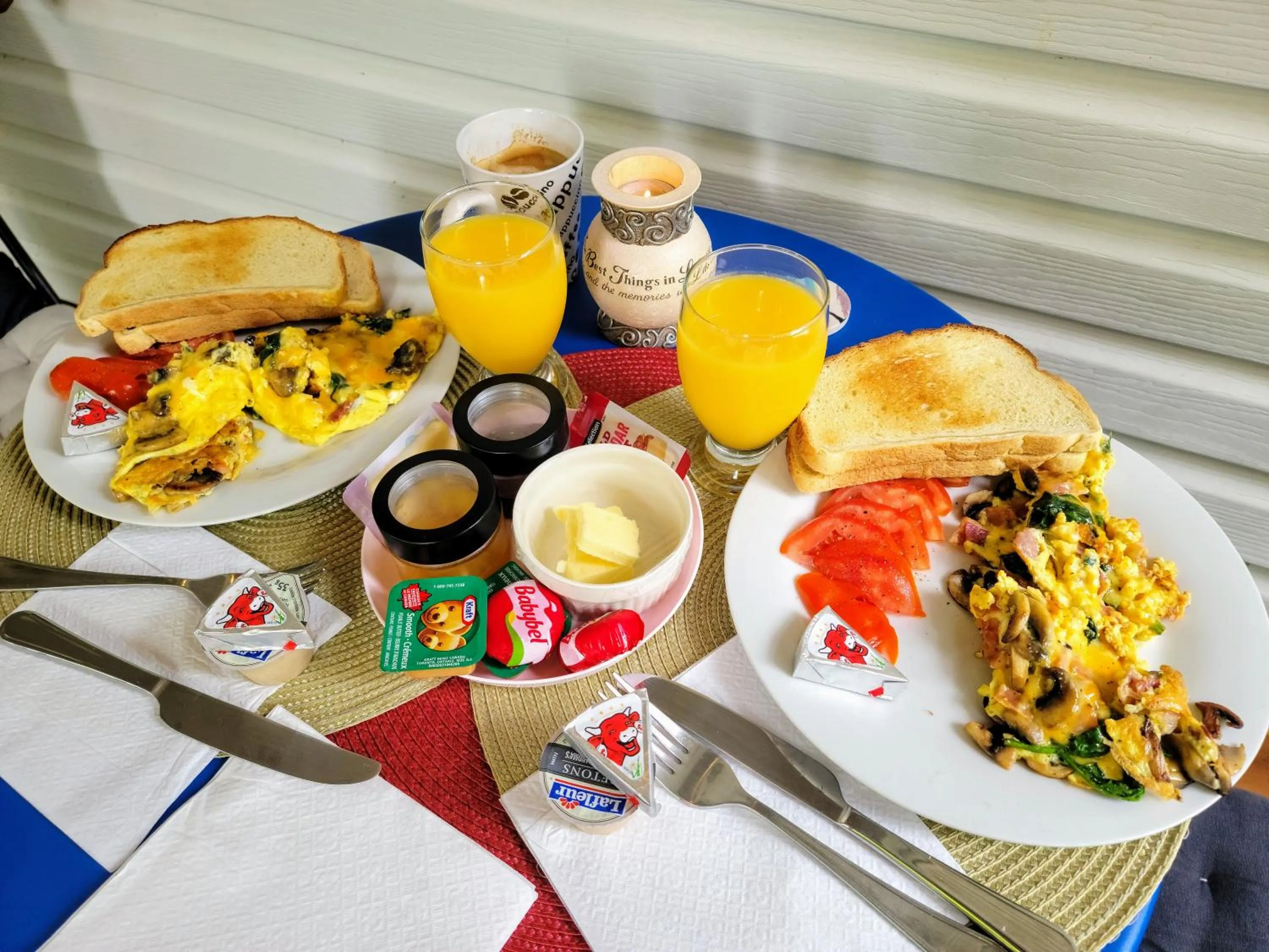 Food in Kokomo INN Bed and Breakfast Ottawa-Gatineau's Only Tropical Riverfront B&B on the National Capital Cycling Pathway Route Verte #1 - for Adults Only - Chambre d'hôtes tropical aux berges des Outaouais BnB #17542O