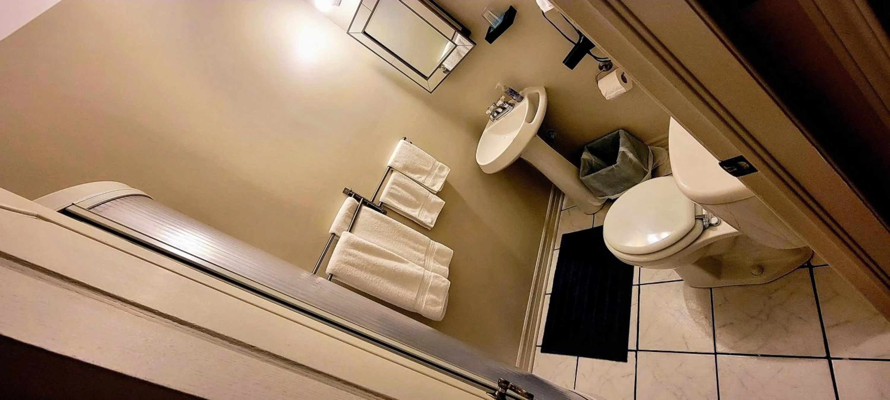 Shower in Kokomo INN Bed and Breakfast Ottawa-Gatineau's Only Tropical Riverfront B&B on the National Capital Cycling Pathway Route Verte #1 - for Adults Only - Chambre d'hôtes tropical aux berges des Outaouais BnB #17542O