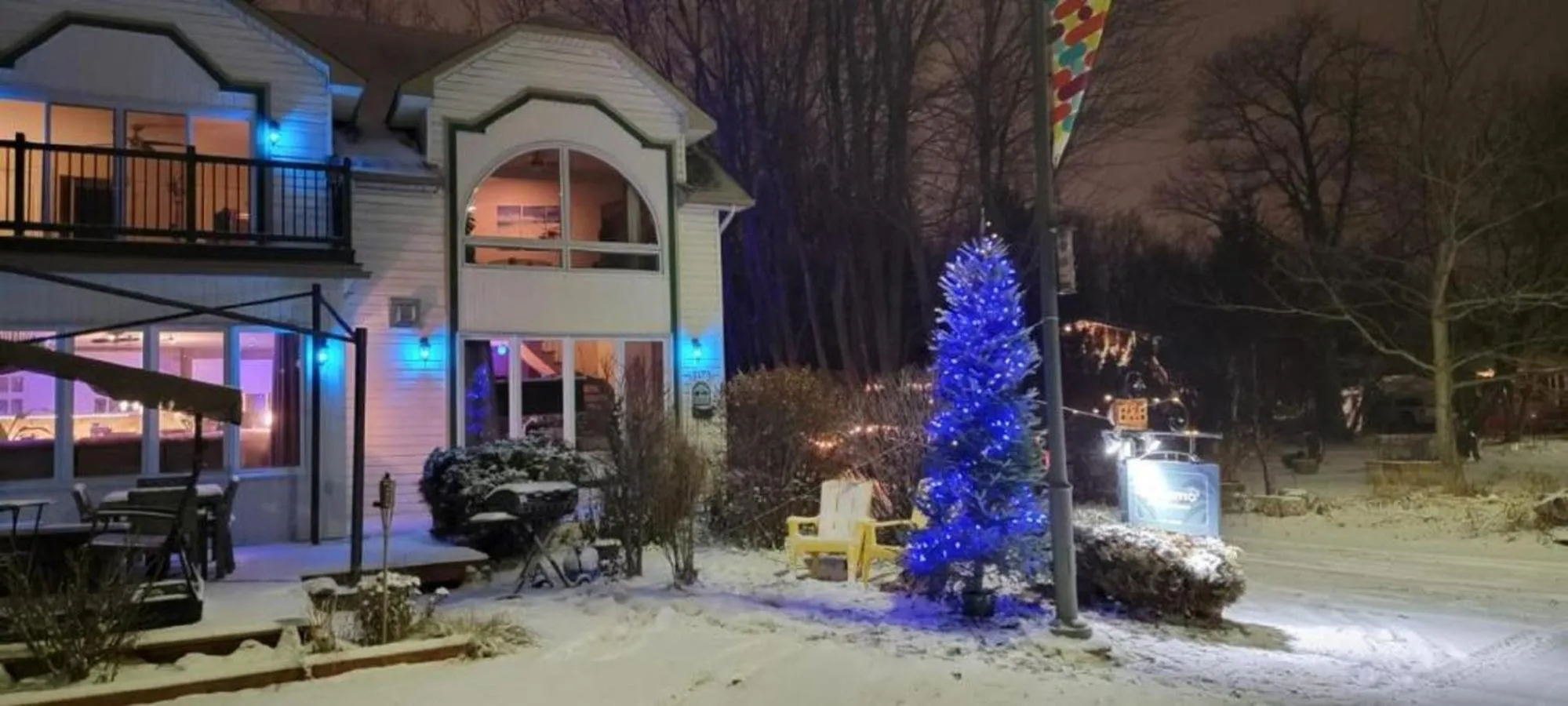 Property building in Kokomo INN Bed and Breakfast Ottawa-Gatineau's Only Tropical Riverfront B&B on the National Capital Cycling Pathway Route Verte #1 - for Adults Only - Chambre d'hôtes tropical aux berges des Outaouais BnB #17542O