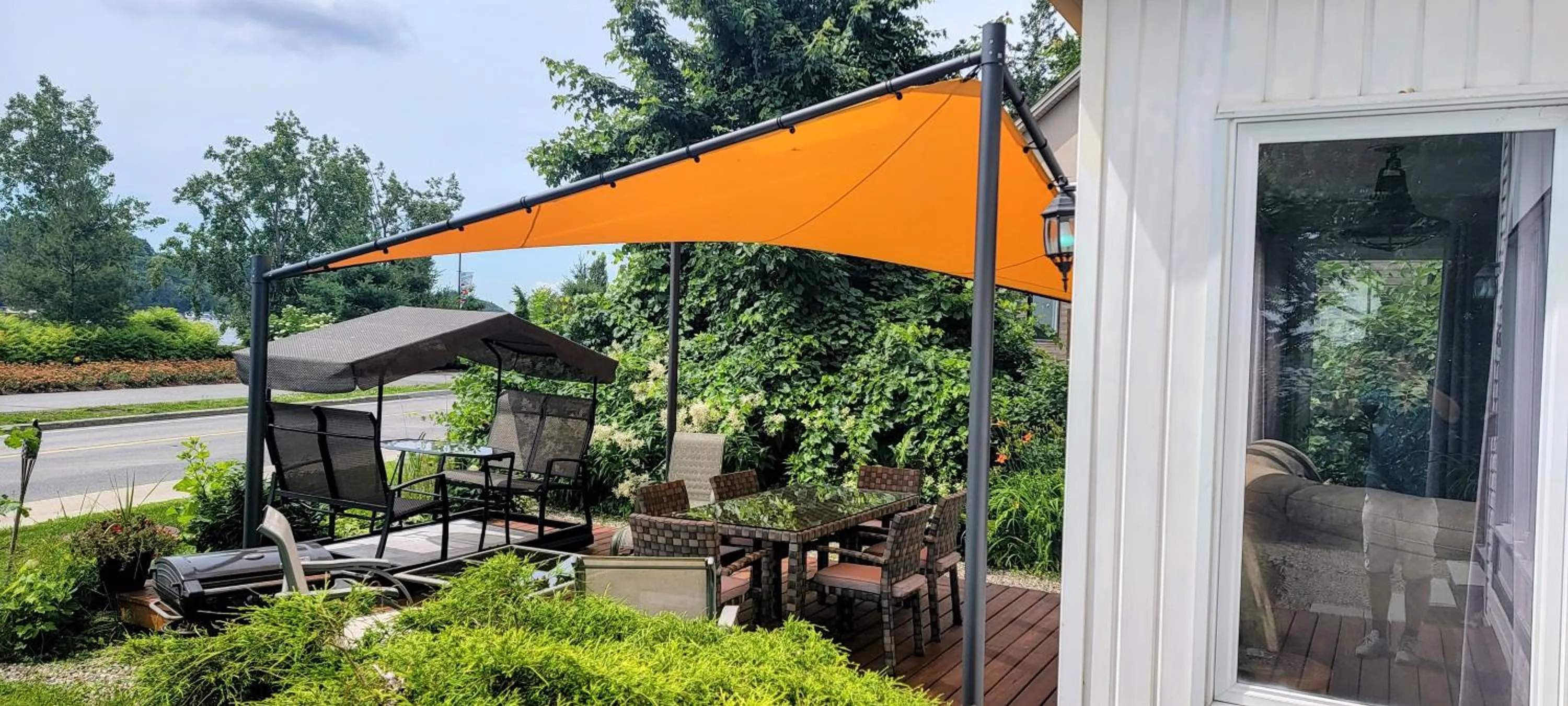 Property building in Kokomo INN Bed and Breakfast Ottawa-Gatineau's Only Tropical Riverfront B&B on the National Capital Cycling Pathway Route Verte #1 - for Adults Only - Chambre d'hôtes tropical aux berges des Outaouais BnB #17542O