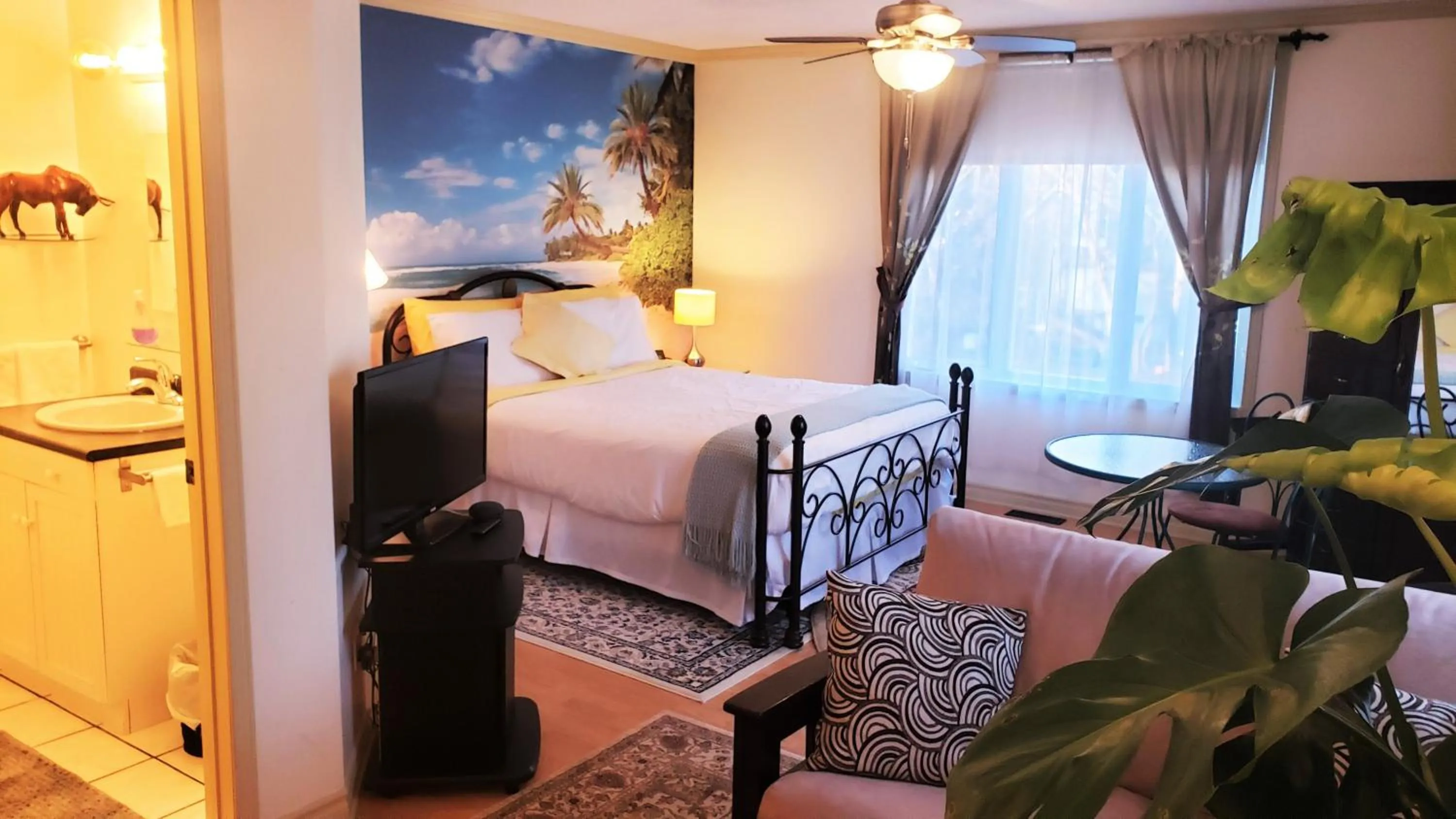 Photo of the whole room, Bed in Kokomo INN Bed and Breakfast Ottawa-Gatineau's Only Tropical Riverfront B&B on the National Capital Cycling Pathway Route Verte #1 - for Adults Only - Chambre d'hôtes tropical aux berges des Outaouais BnB #17542O