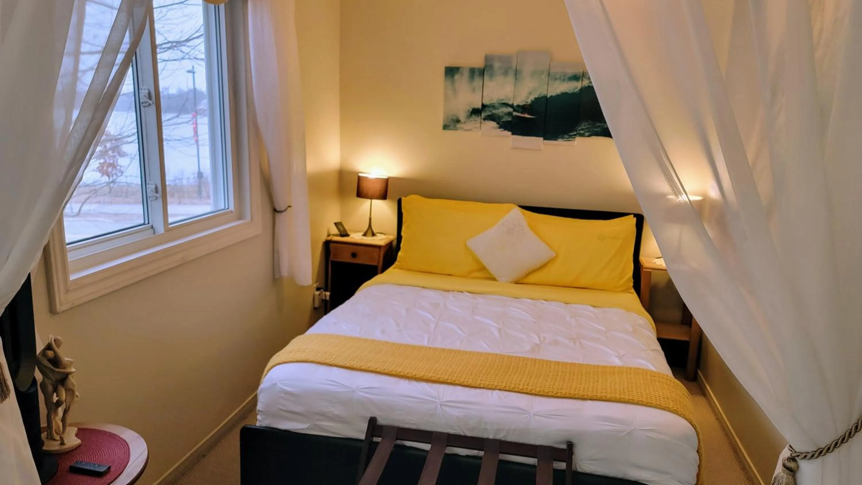 Bed in Kokomo INN Bed and Breakfast Ottawa-Gatineau's Only Tropical Riverfront B&B on the National Capital Cycling Pathway Route Verte #1 - for Adults Only - Chambre d'hôtes tropical aux berges des Outaouais BnB #17542O