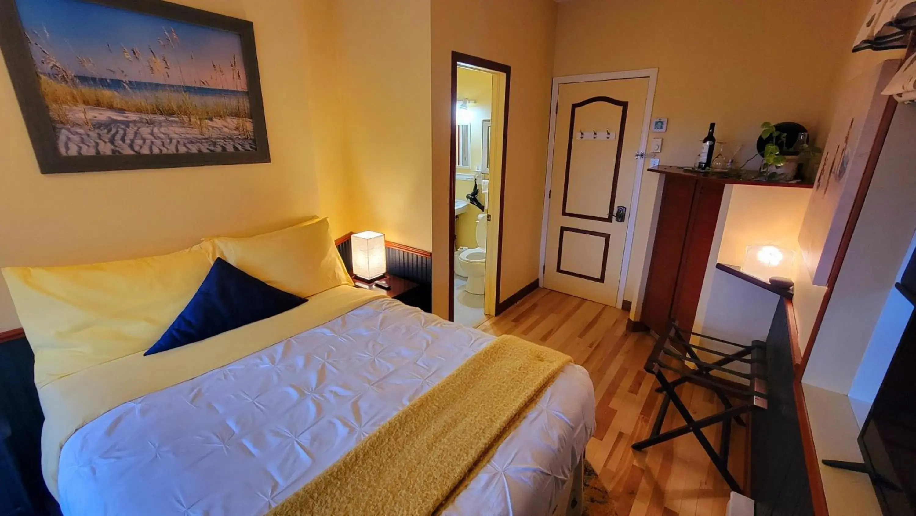 Double Room with Sea View in Kokomo INN Bed and Breakfast Ottawa-Gatineau's Only Tropical Riverfront B&B on the National Capital Cycling Pathway Route Verte #1 - for Adults Only - Chambre d'hôtes tropical aux berges des Outaouais BnB #17542O Double Room with Sea View in Kokomo INN Bed and Breakfast Ottawa-Gatineau's Only Tropical Riverfront B&B on the National Capital Cycling Pathway Route Verte #1 - for Adults Only - Chambre d'hôtes tropical aux berges des Outaouais BnB #17542O