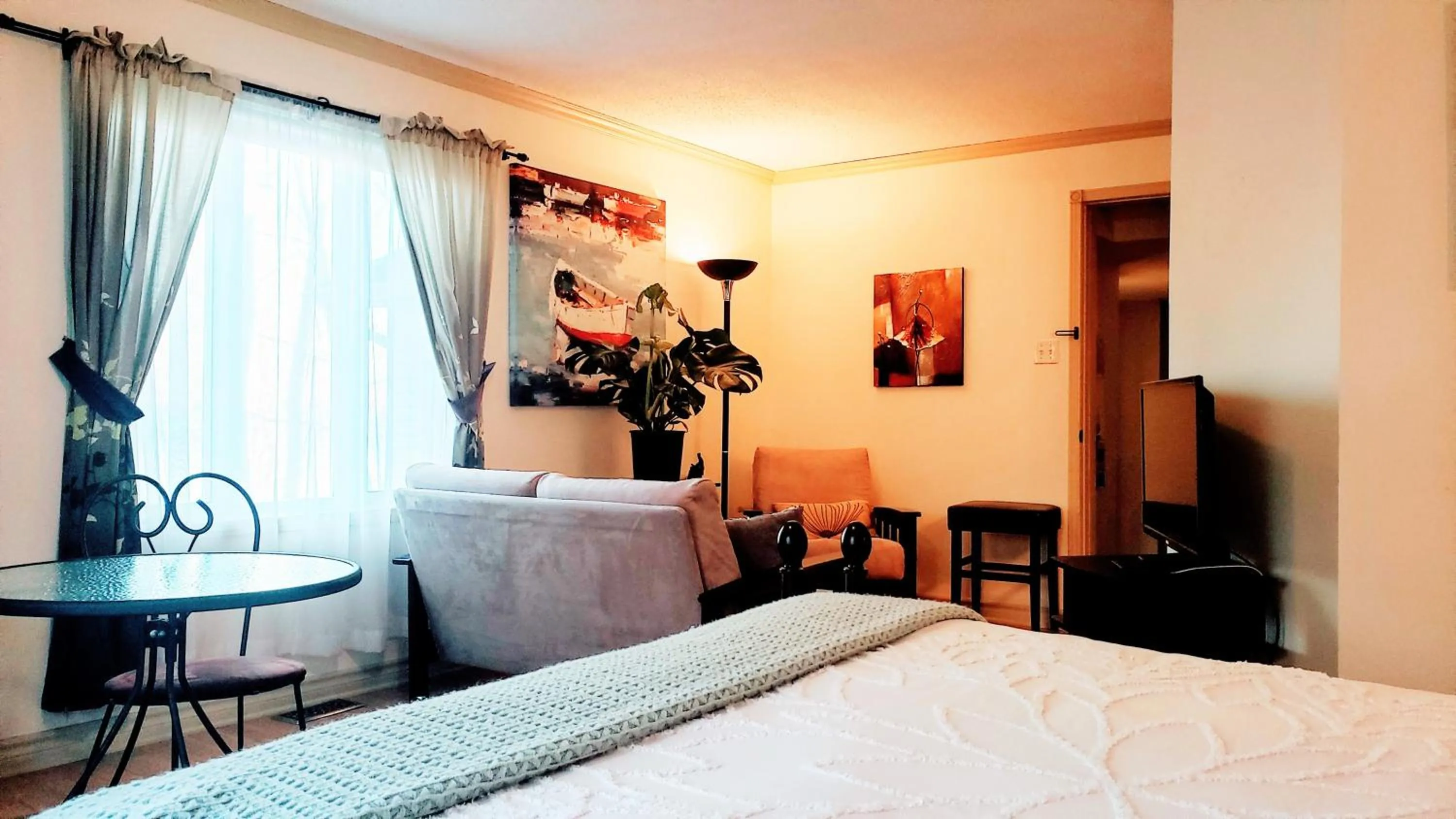 TV and multimedia, Bed in Kokomo INN Bed and Breakfast Ottawa-Gatineau's Only Tropical Riverfront B&B on the National Capital Cycling Pathway Route Verte #1 - for Adults Only - Chambre d'hôtes tropical aux berges des Outaouais BnB #17542O