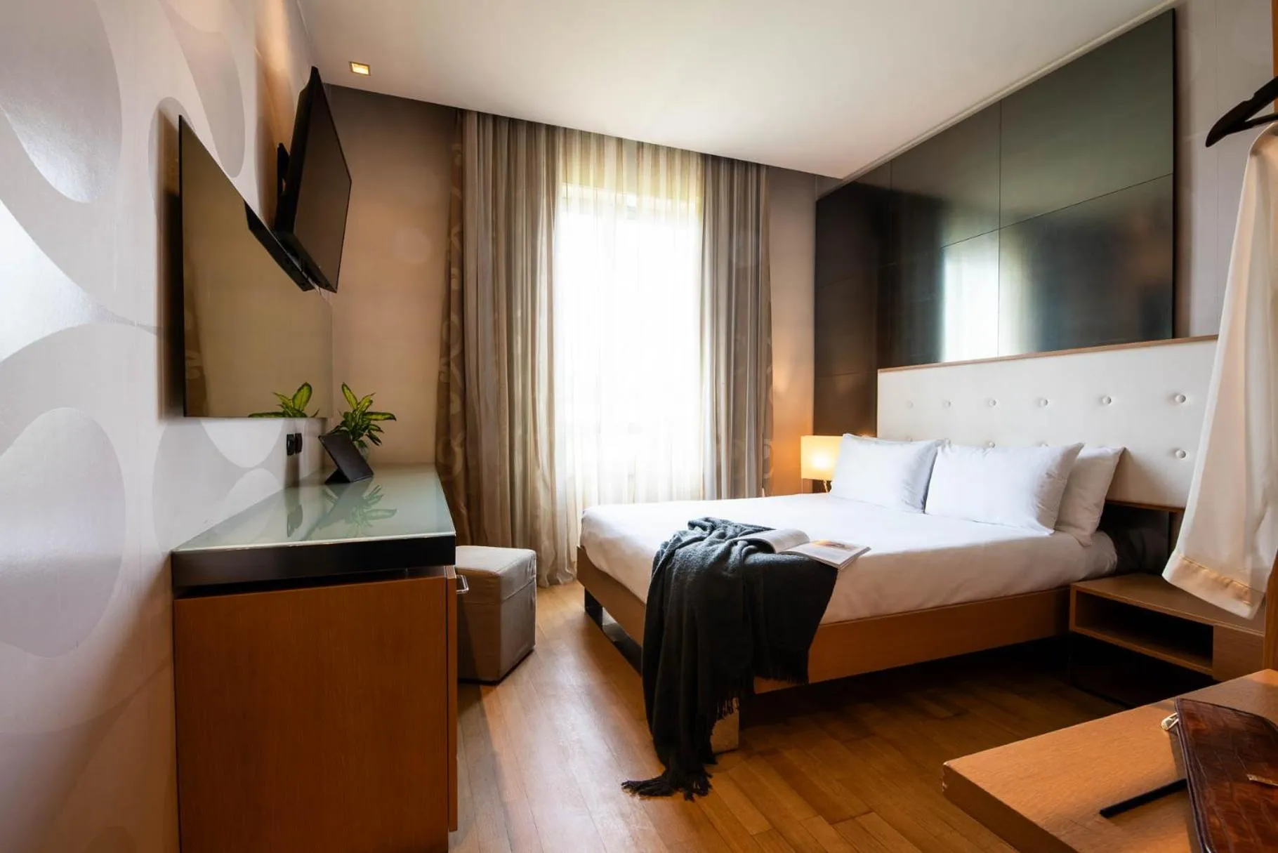 Bed in Axolute Comfort Hotel Como Cantù