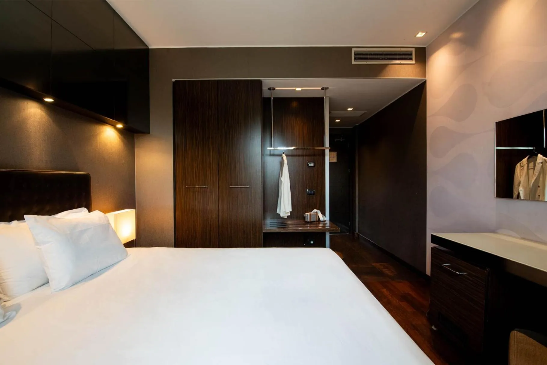 Bed in Axolute Comfort Hotel Como Cantù