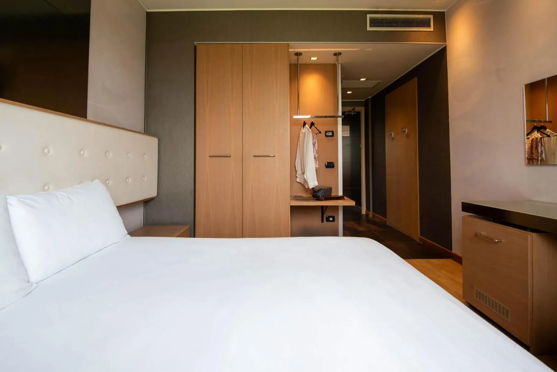 Bed in Axolute Comfort Hotel Como Cantù