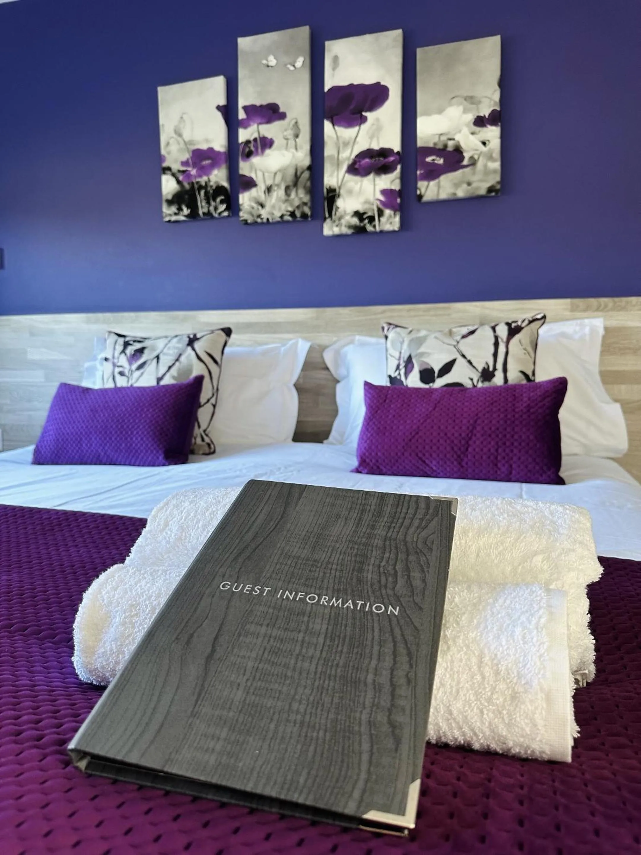 Bedroom, Bed in The Woolpack Inn