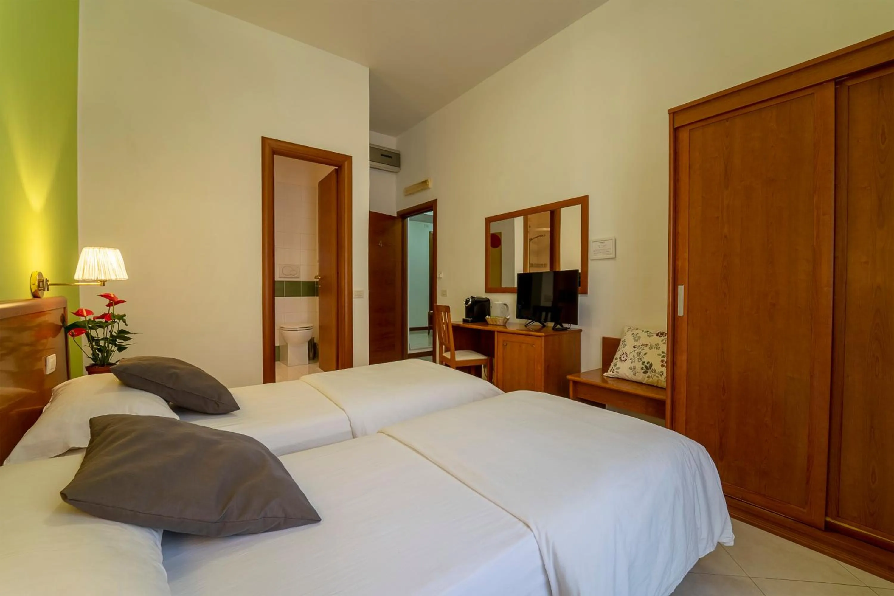 Photo of the whole room, Bed in il passetto