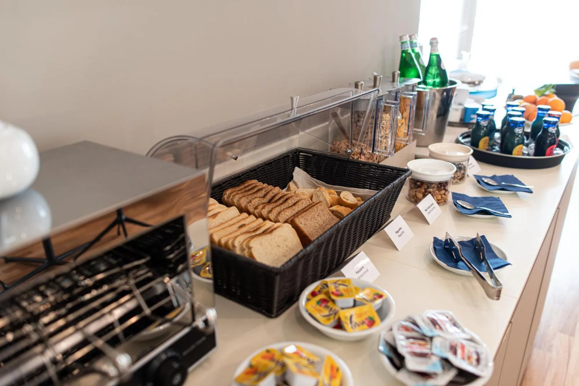 Buffet breakfast in Sestante Marina Motel