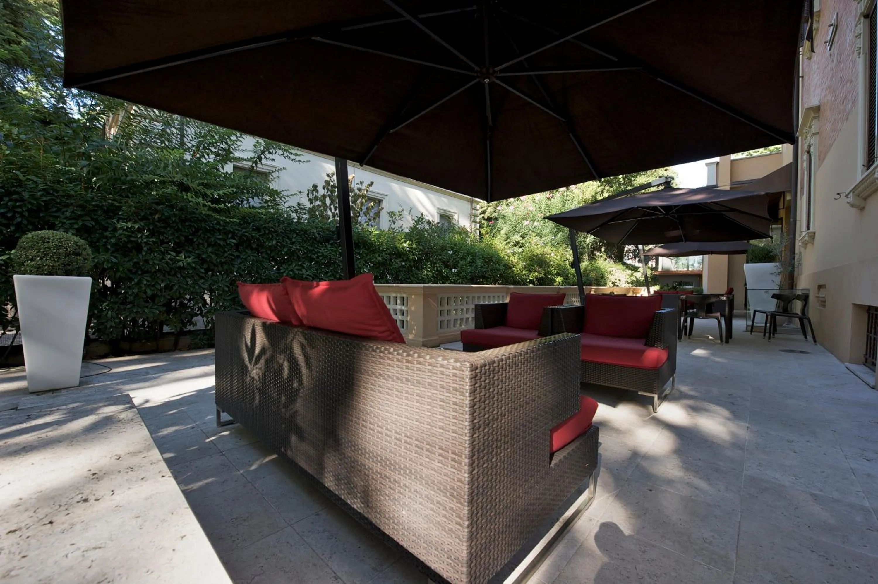 Patio in UNAHOTELS Villa dei Platani Foligno