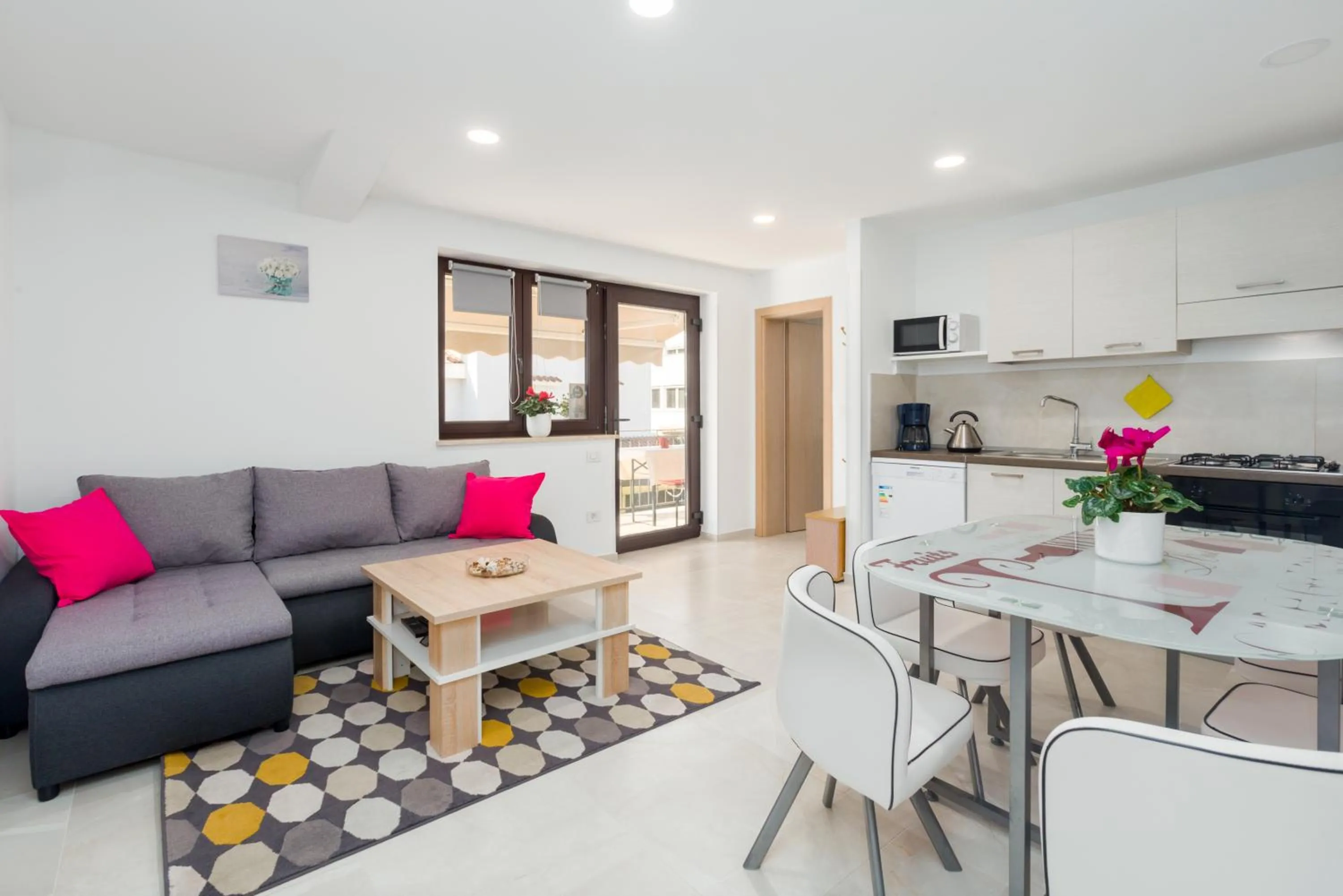 Alex Deluxe Apartments on Beach