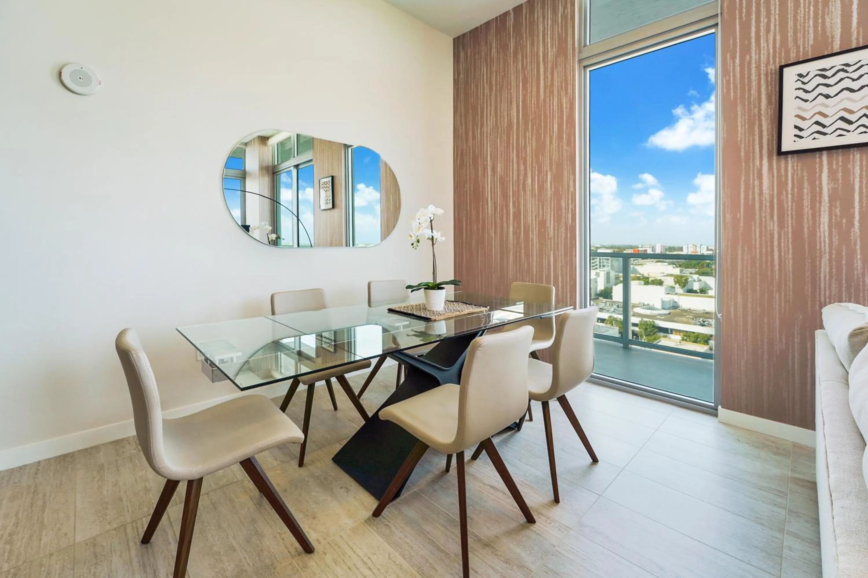 Dining area in Nomada Destination Residences - Quadro