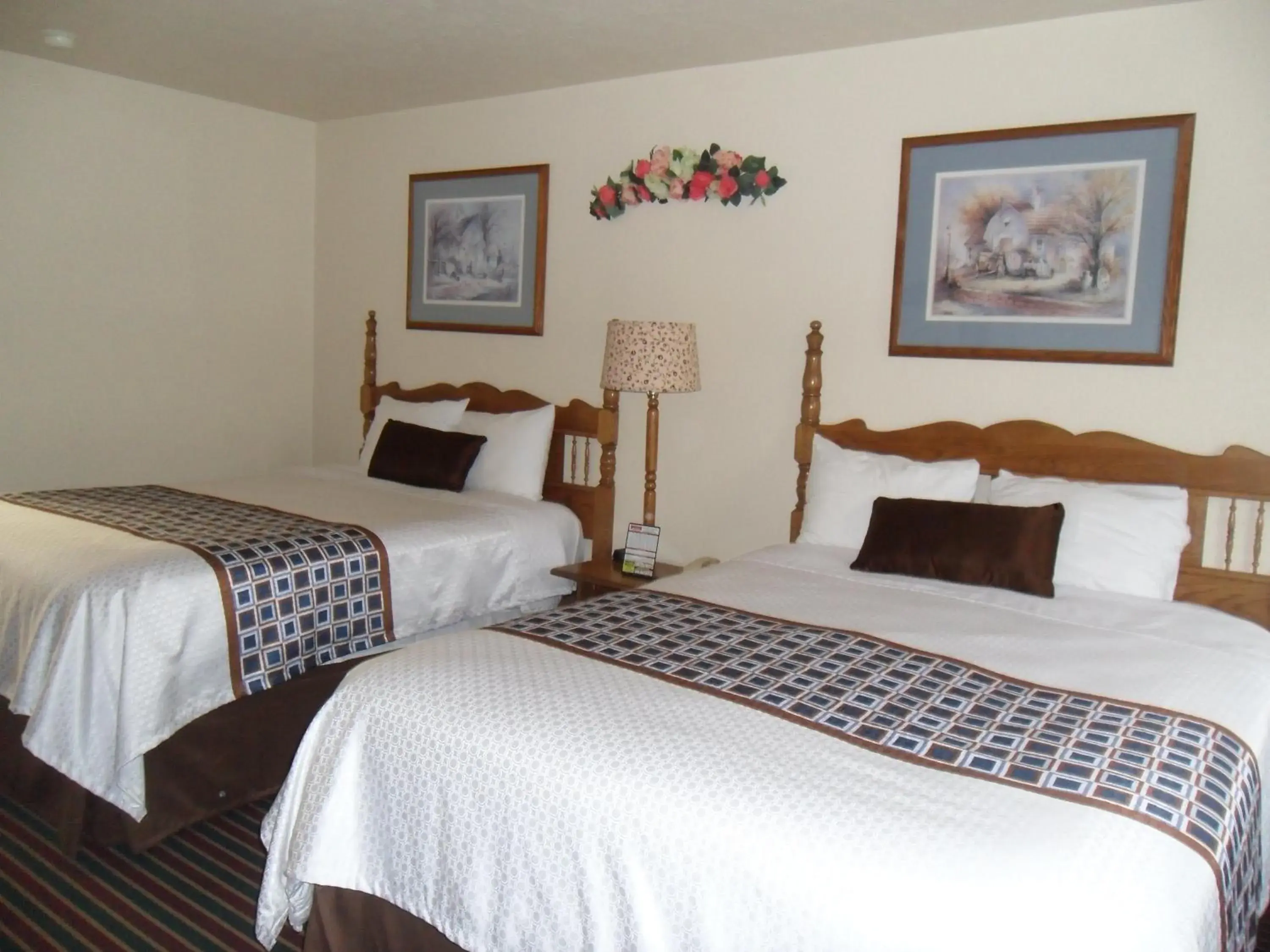 Queen Room with Two Queen Beds - Non-Smoking in Der Ruhe Blatz Motel Queen Room with Two Queen Beds - Non-Smoking in Der Ruhe Blatz Motel