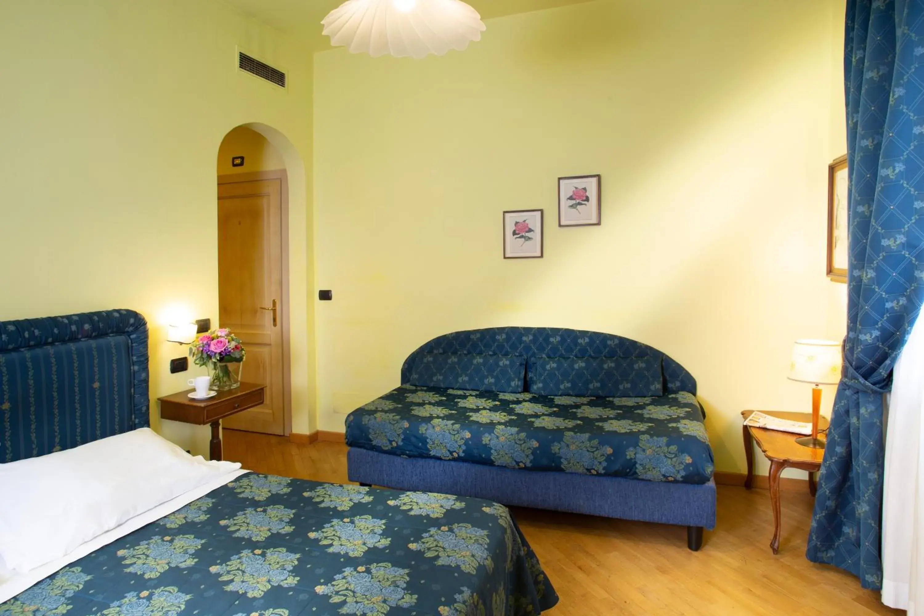 Triple Room with Street View in Hotel Ristorante Piccolo Chianti Triple Room with Street View in Hotel Ristorante Piccolo Chianti