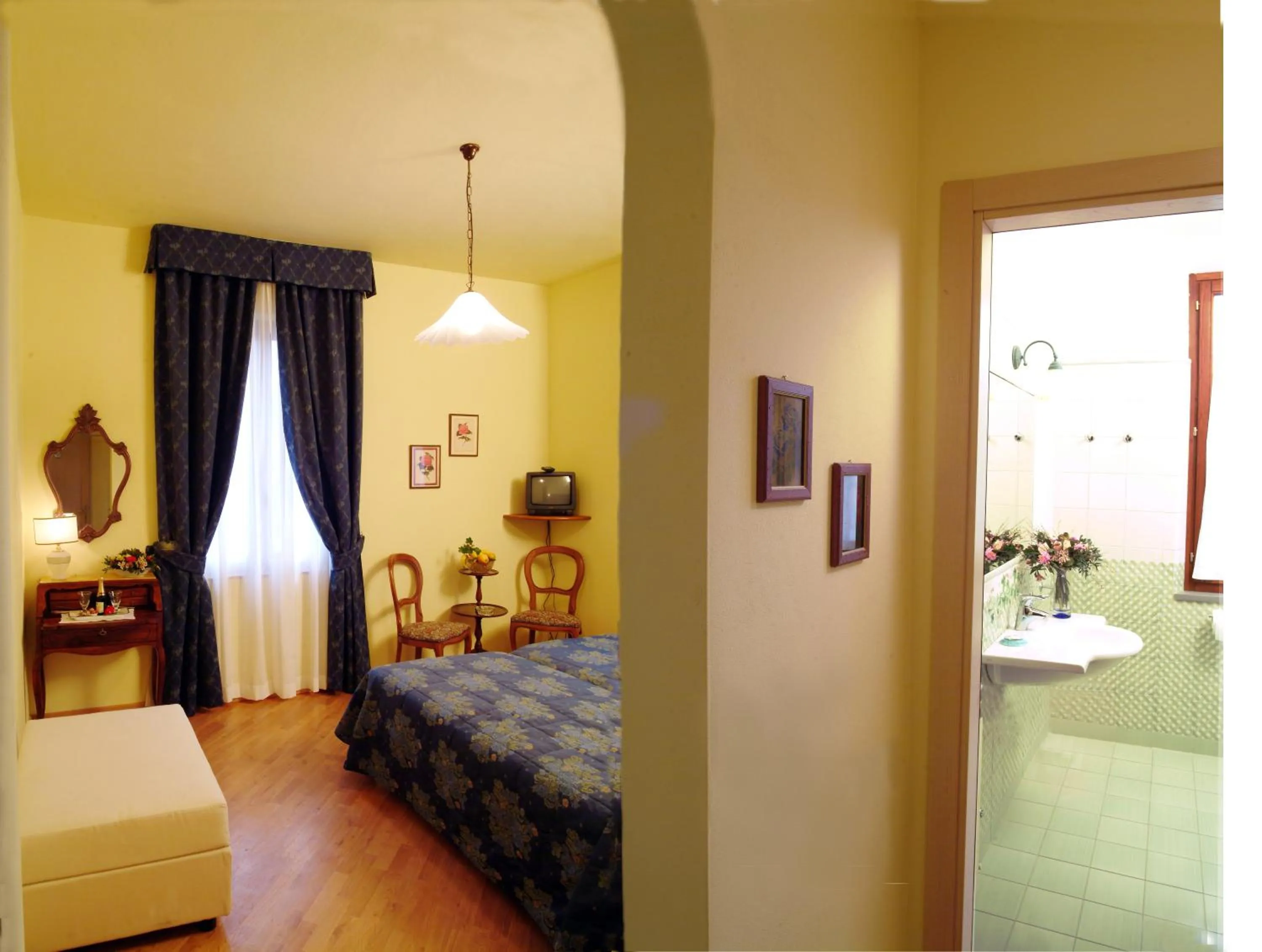 Bathroom, Bed in Hotel Ristorante Piccolo Chianti