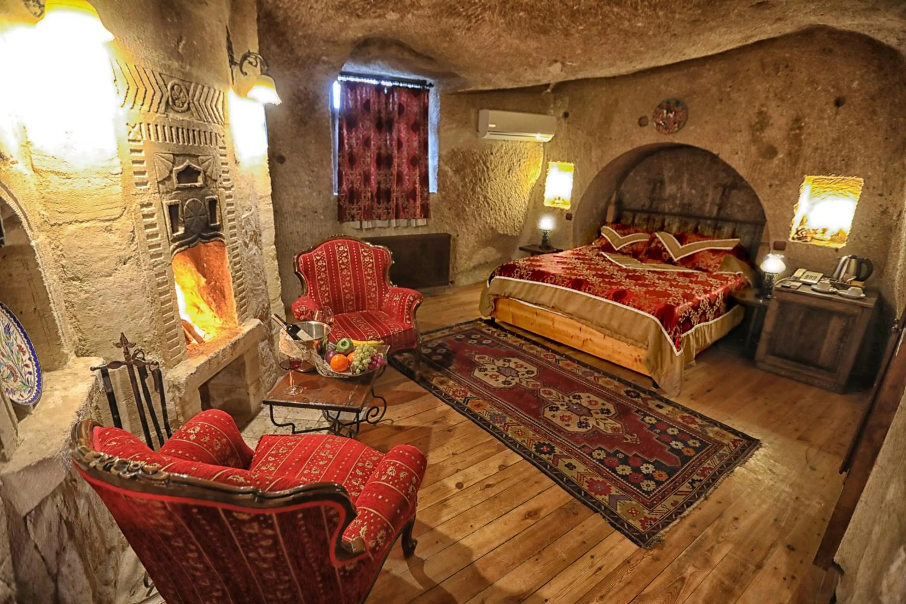 Bedroom, Bed in Traveller's Cave Hotel