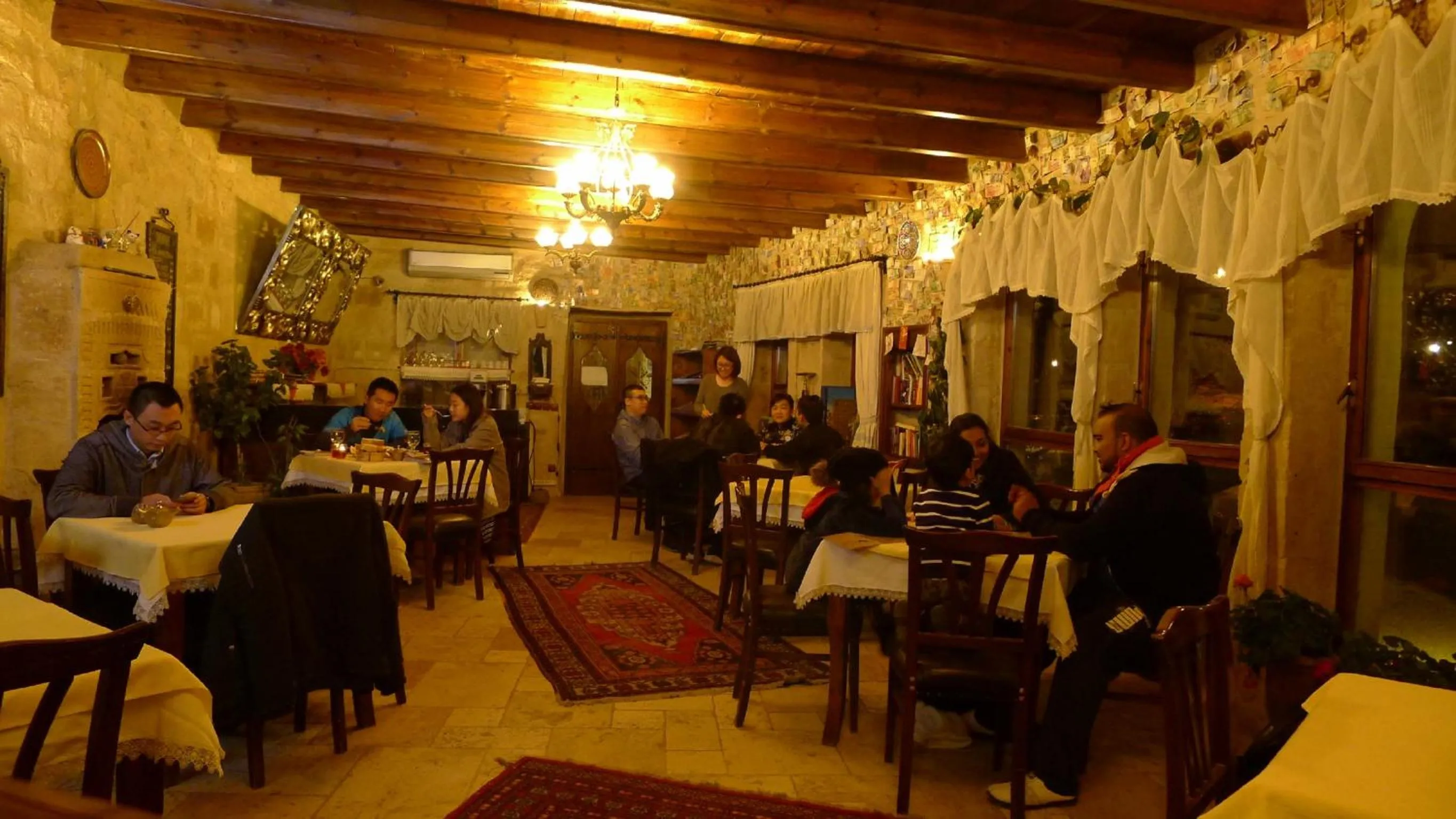 Restaurant/places to eat in Traveller's Cave Hotel