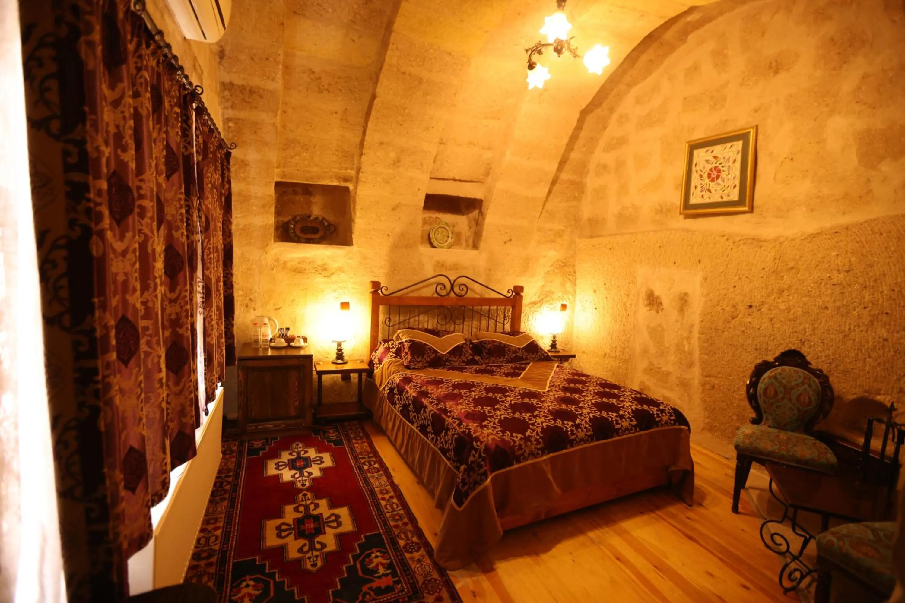 Bed in Traveller's Cave Hotel