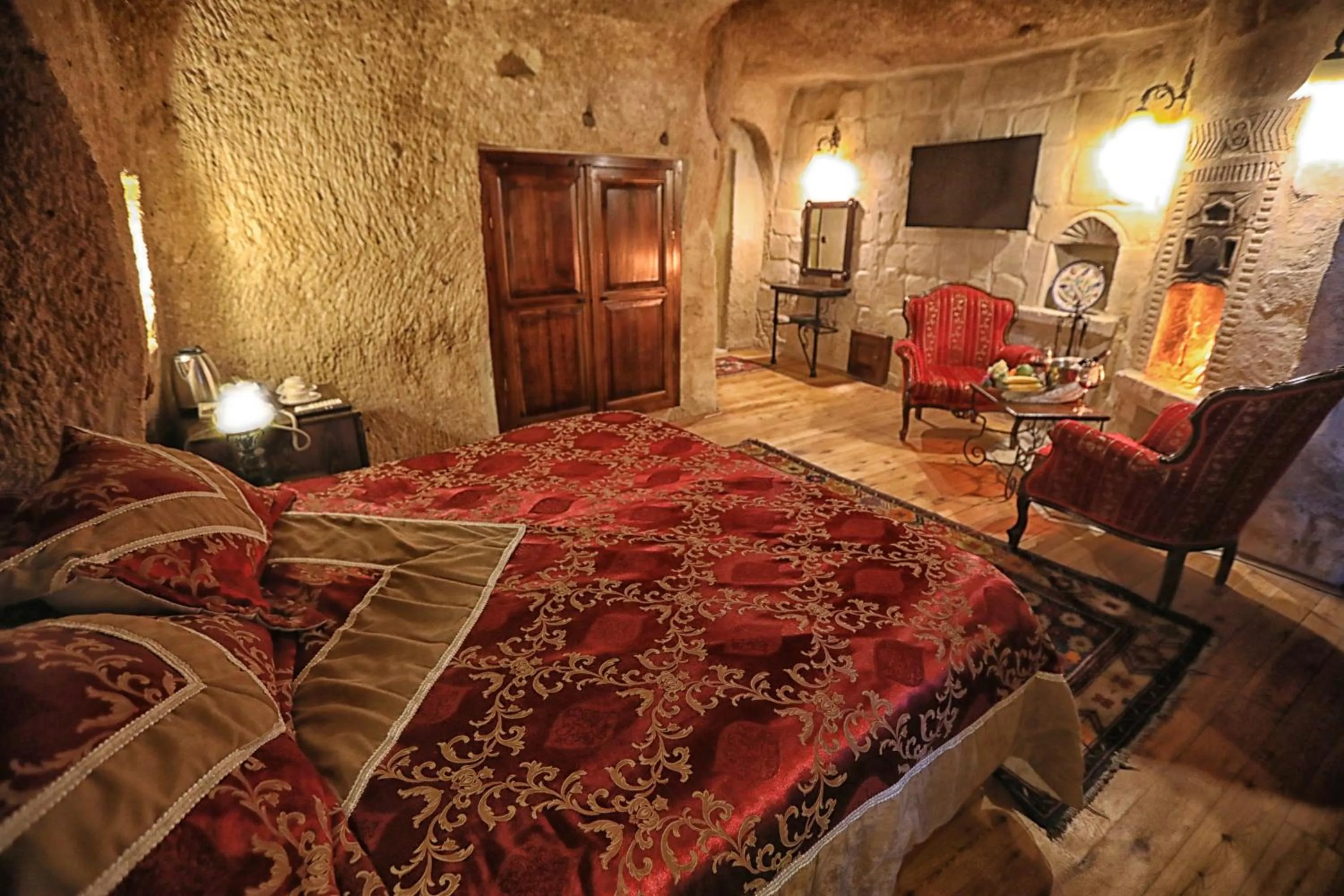 Seating area, Bed in Traveller's Cave Hotel